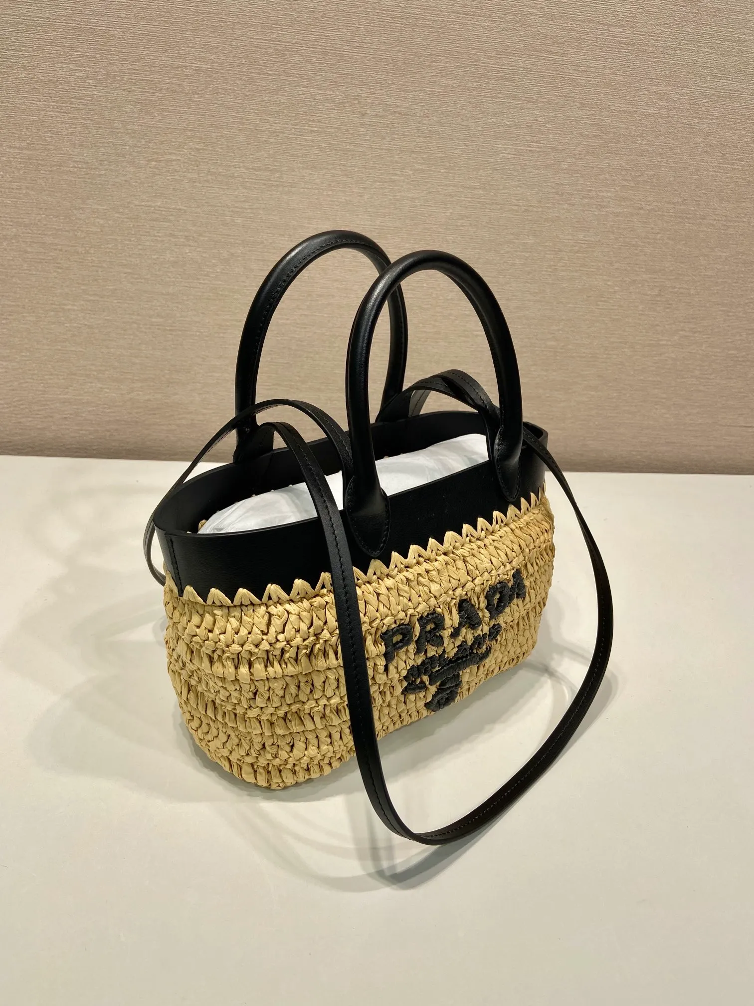 💰1360🎉New woven tote bag🎉1BG501 small🎉🎉 This modern and sophisticated tote bag combines crochet craftsmanship and leather details to create a summer atmosphere. Double handle style, can be used as a handbag or shoulder bag, with a contrasting embroidered letter logo on the front for added recognition. Large capacity, stylish, casual and elegant👏👏A must-have for summer, get it now🎉🎉 Length 21 height 216x base 10cm🎉🎉🎉👏👏 👏