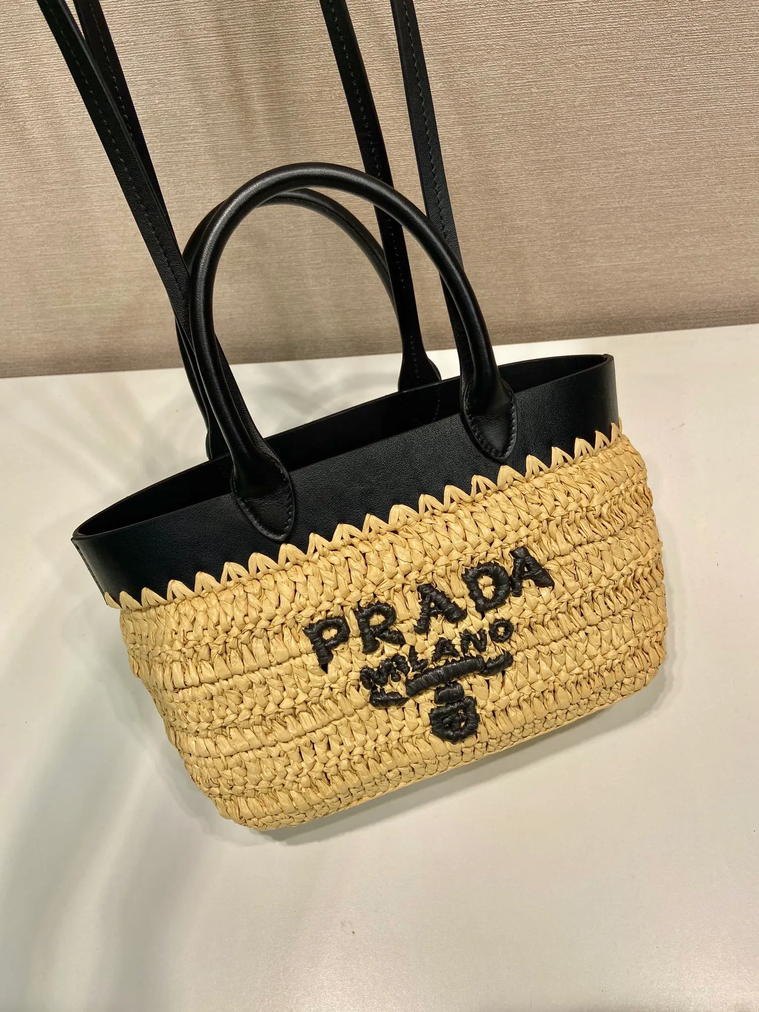 💰1360🎉New woven tote bag🎉1BG501 small🎉🎉 This modern and sophisticated tote bag combines crochet craftsmanship and leather details to create a summer atmosphere. Double handle style, can be used as a handbag or shoulder bag, with a contrasting embroidered letter logo on the front for added recognition. Large capacity, stylish, casual and elegant👏👏A must-have for summer, get it now🎉🎉 Length 21 height 216x base 10cm🎉🎉🎉👏👏 👏