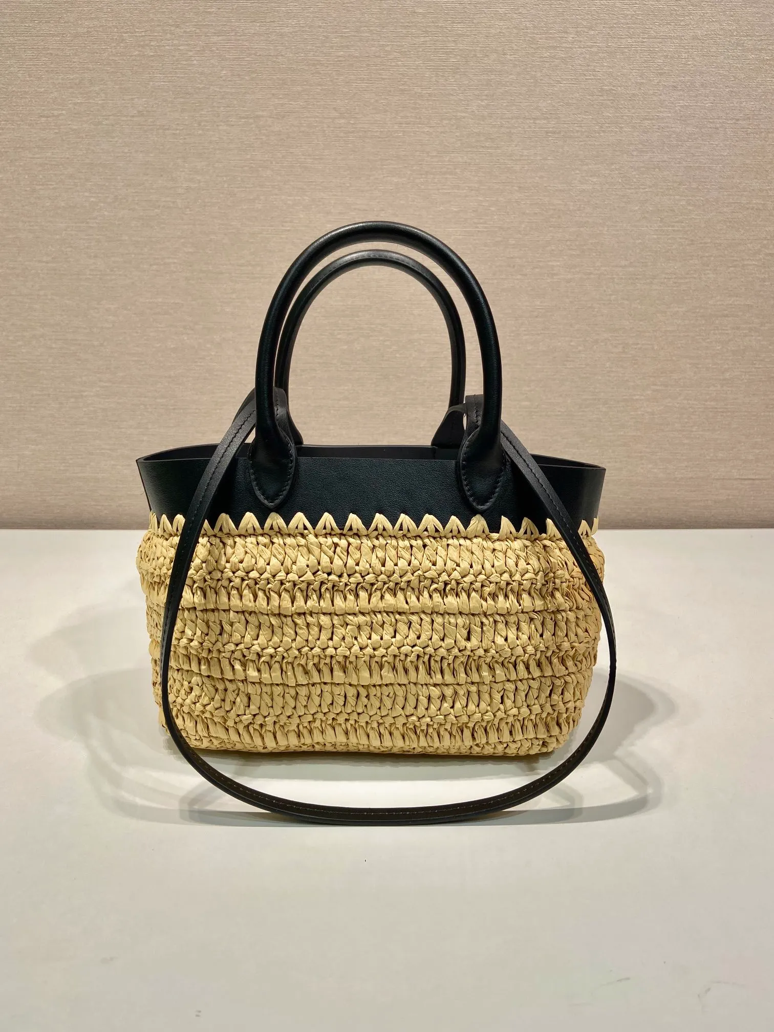 💰1360🎉New woven tote bag🎉1BG501 small🎉🎉 This modern and sophisticated tote bag combines crochet craftsmanship and leather details to create a summer atmosphere. Double handle style, can be used as a handbag or shoulder bag, with a contrasting embroidered letter logo on the front for added recognition. Large capacity, stylish, casual and elegant👏👏A must-have for summer, get it now🎉🎉 Length 21 height 216x base 10cm🎉🎉🎉👏👏 👏