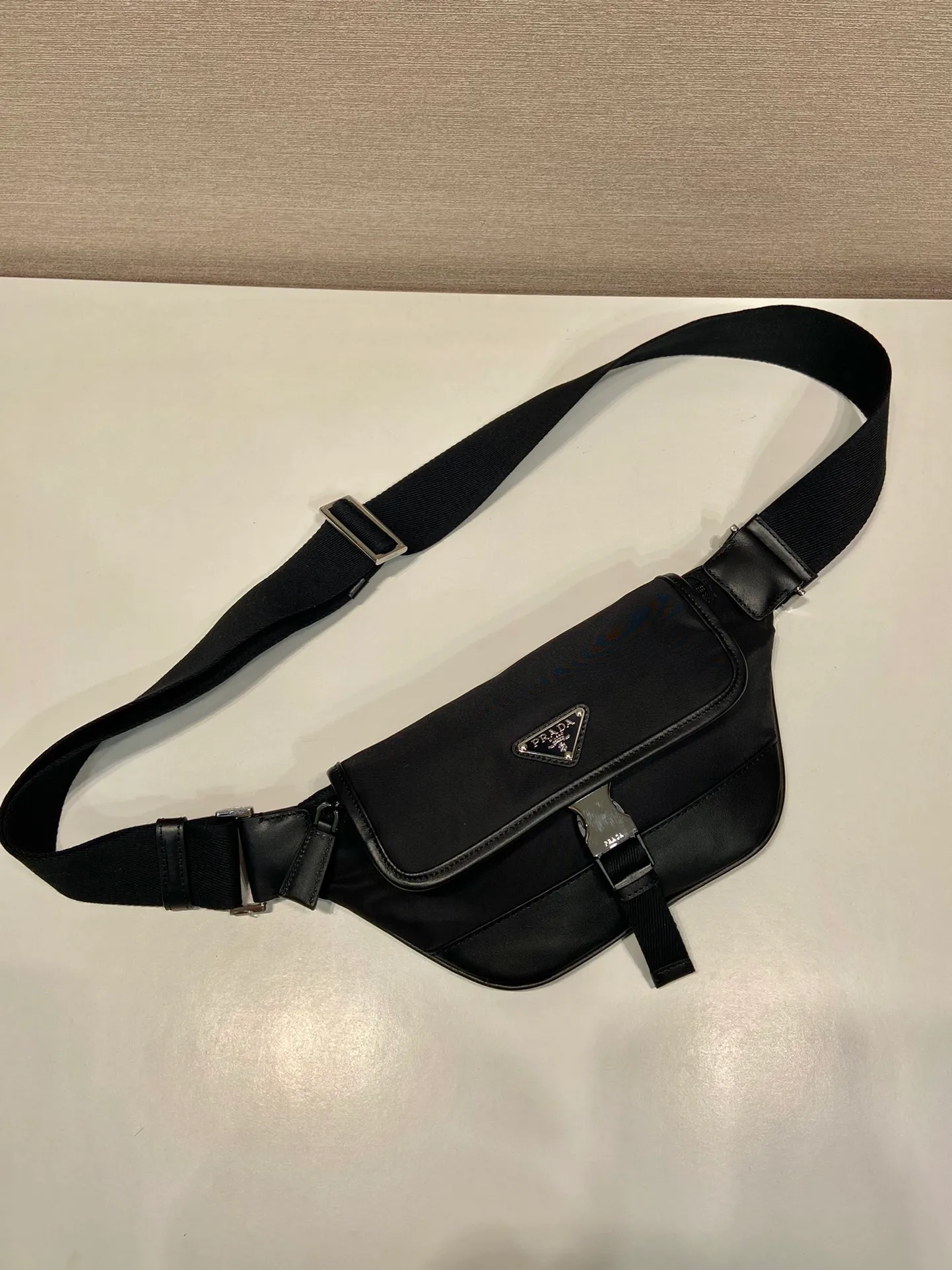 💰960🎉New waist bag🎉2VH176🎉🎉 This versatile and fashionable shoulder bag is made of imported nylon material. The compact style is embellished with leather trim, details such as side buckles are refined and practical, and the adjustable shoulder strap makes it easy to wear cross-body. The enameled triangular metal logo highlights the brand's classic character. It can be used as a chest bag or a waist bag. The upper body effect is very cool, lightweight and practical. Hurry up and get it🎉🎉 Length 18x height 15x bottom 5cm