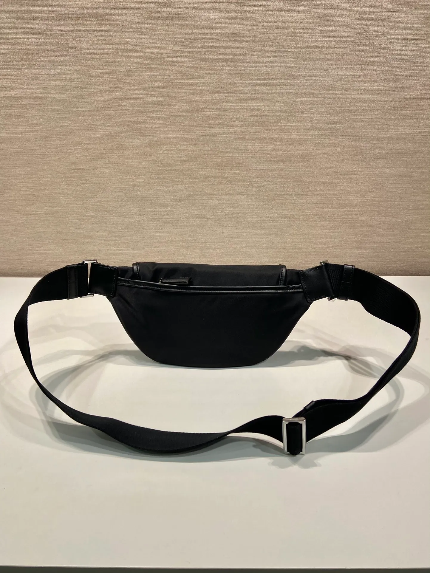 💰960🎉New waist bag🎉2VH176🎉🎉 This versatile and fashionable shoulder bag is made of imported nylon material. The compact style is embellished with leather trim, details such as side buckles are refined and practical, and the adjustable shoulder strap makes it easy to wear cross-body. The enameled triangular metal logo highlights the brand's classic character. It can be used as a chest bag or a waist bag. The upper body effect is very cool, lightweight and practical. Hurry up and get it🎉🎉 Length 18x height 15x bottom 5cm