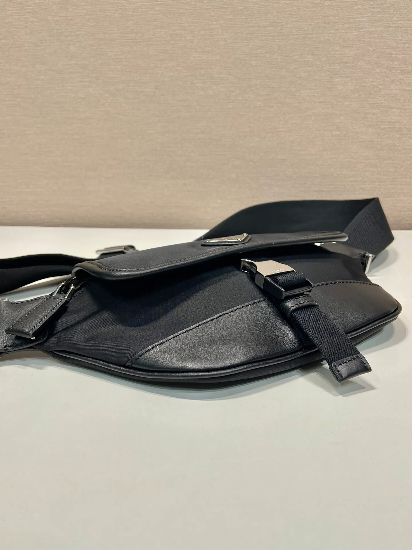 💰960🎉New waist bag🎉2VH176🎉🎉 This versatile and fashionable shoulder bag is made of imported nylon material. The compact style is embellished with leather trim, details such as side buckles are refined and practical, and the adjustable shoulder strap makes it easy to wear cross-body. The enameled triangular metal logo highlights the brand's classic character. It can be used as a chest bag or a waist bag. The upper body effect is very cool, lightweight and practical. Hurry up and get it🎉🎉 Length 18x height 15x bottom 5cm