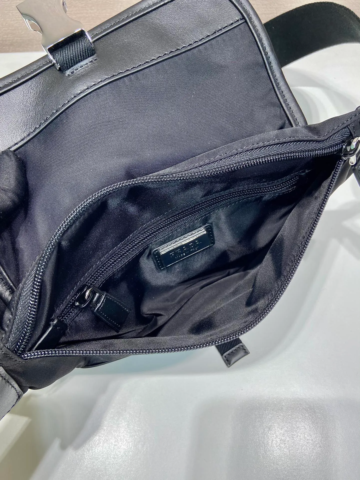 💰960🎉New waist bag🎉2VH176🎉🎉 This versatile and fashionable shoulder bag is made of imported nylon material. The compact style is embellished with leather trim, details such as side buckles are refined and practical, and the adjustable shoulder strap makes it easy to wear cross-body. The enameled triangular metal logo highlights the brand's classic character. It can be used as a chest bag or a waist bag. The upper body effect is very cool, lightweight and practical. Hurry up and get it🎉🎉 Length 18x height 15x bottom 5cm