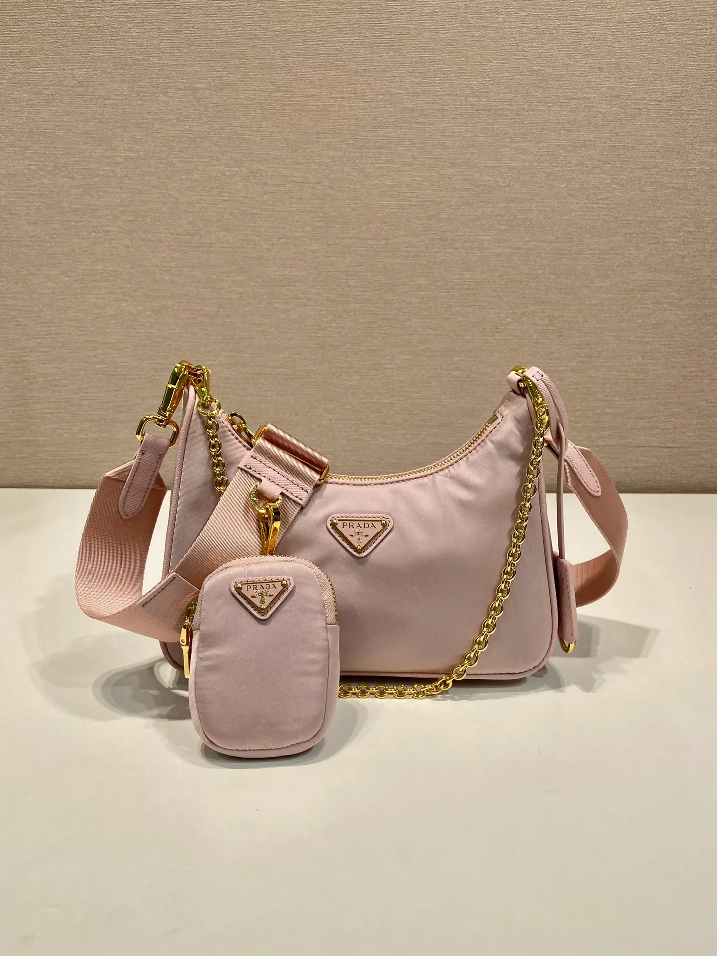 💰1000🎉Hot-selling gold hardware🎉🎉New 1BH204 gold hardware, nylon Hobo handbag/armpit bag😘😘Hobo, a group of Internet celebrity sisters who are crazy about planting and popular in the fashion circle, has a new model! 👏👏The design of this Hobo bag is great👍👍One bag with three uses😘😘waist bag/crossbody/single shoulder bag👍👍The handle is replaced by a gold chain, which makes the armpit bag more sexy. It also has a long shoulder strap. What I love most is that the shoulder strap also has a small pendant (small bag), which can also be hung on other bags and pants as accessories. 🙊🙊There is no problem in matching various clothes in normal times😘😘Babies, hurry up and get it, it’s so beautiful🙊🙊Dimensions: Length 22X Height 12x Bottom 6cm👏👏👏💰💰💰