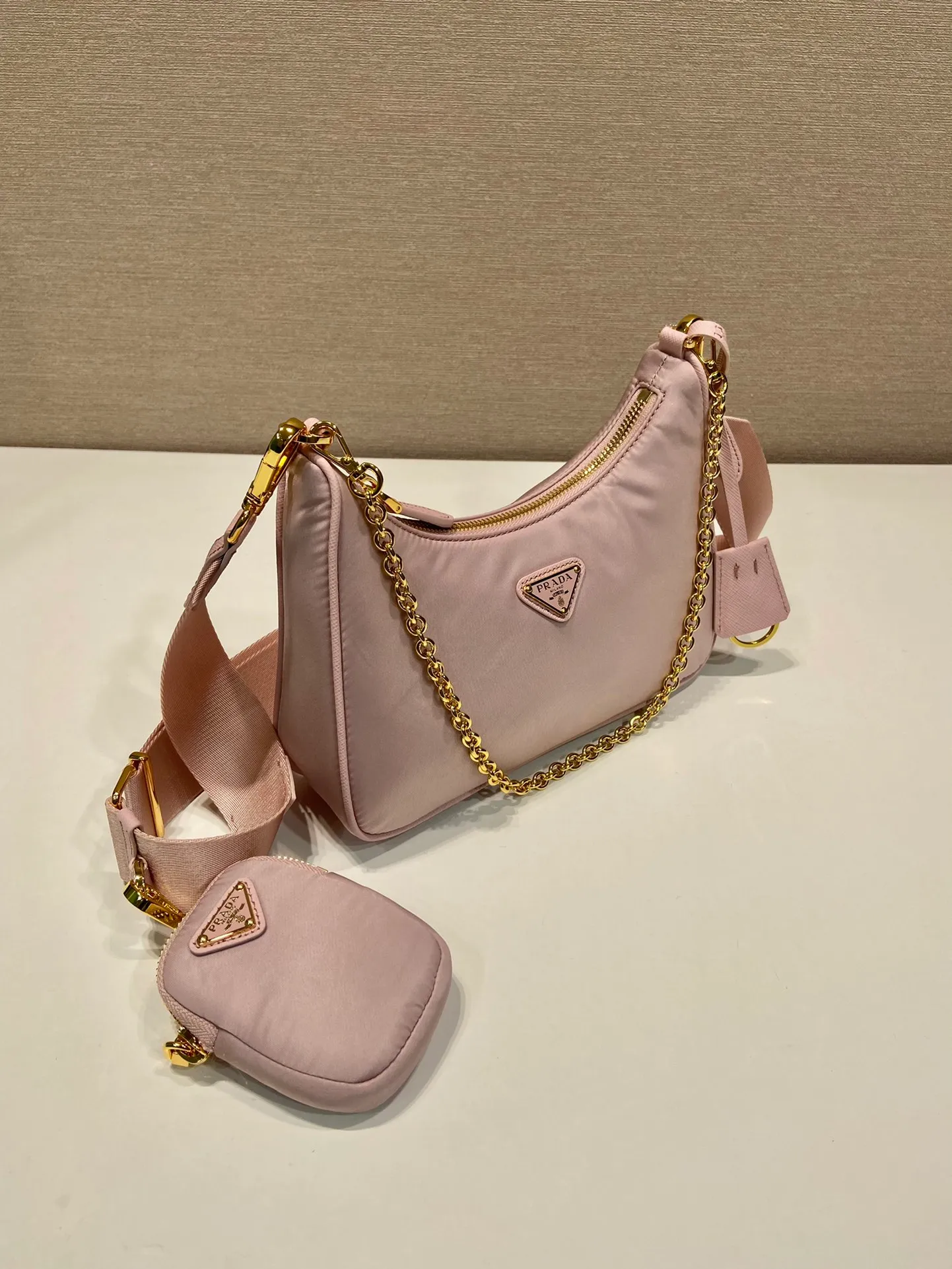 💰1000🎉Hot-selling gold hardware🎉🎉New 1BH204 gold hardware, nylon Hobo handbag/armpit bag😘😘Hobo, a group of Internet celebrity sisters who are crazy about planting and popular in the fashion circle, has a new model! 👏👏The design of this Hobo bag is great👍👍One bag with three uses😘😘waist bag/crossbody/single shoulder bag👍👍The handle is replaced by a gold chain, which makes the armpit bag more sexy. It also has a long shoulder strap. What I love most is that the shoulder strap also has a small pendant (small bag), which can also be hung on other bags and pants as accessories. 🙊🙊There is no problem in matching various clothes in normal times😘😘Babies, hurry up and get it, it’s so beautiful🙊🙊Dimensions: Length 22X Height 12x Bottom 6cm👏👏👏💰💰💰