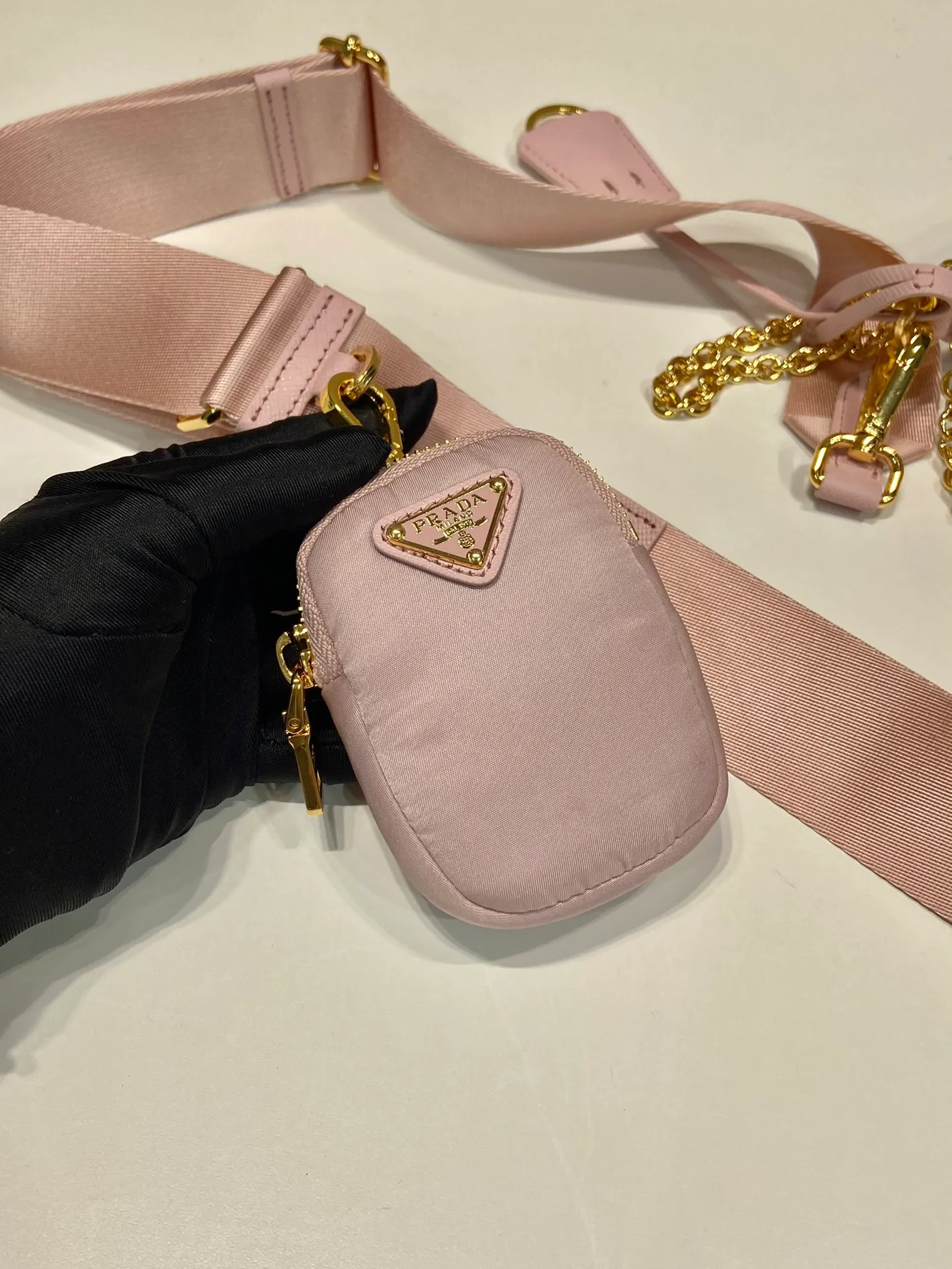 💰1000🎉Hot-selling gold hardware🎉🎉New 1BH204 gold hardware, nylon Hobo handbag/armpit bag😘😘Hobo, a group of Internet celebrity sisters who are crazy about planting and popular in the fashion circle, has a new model! 👏👏The design of this Hobo bag is great👍👍One bag with three uses😘😘waist bag/crossbody/single shoulder bag👍👍The handle is replaced by a gold chain, which makes the armpit bag more sexy. It also has a long shoulder strap. What I love most is that the shoulder strap also has a small pendant (small bag), which can also be hung on other bags and pants as accessories. 🙊🙊There is no problem in matching various clothes in normal times😘😘Babies, hurry up and get it, it’s so beautiful🙊🙊Dimensions: Length 22X Height 12x Bottom 6cm👏👏👏💰💰💰