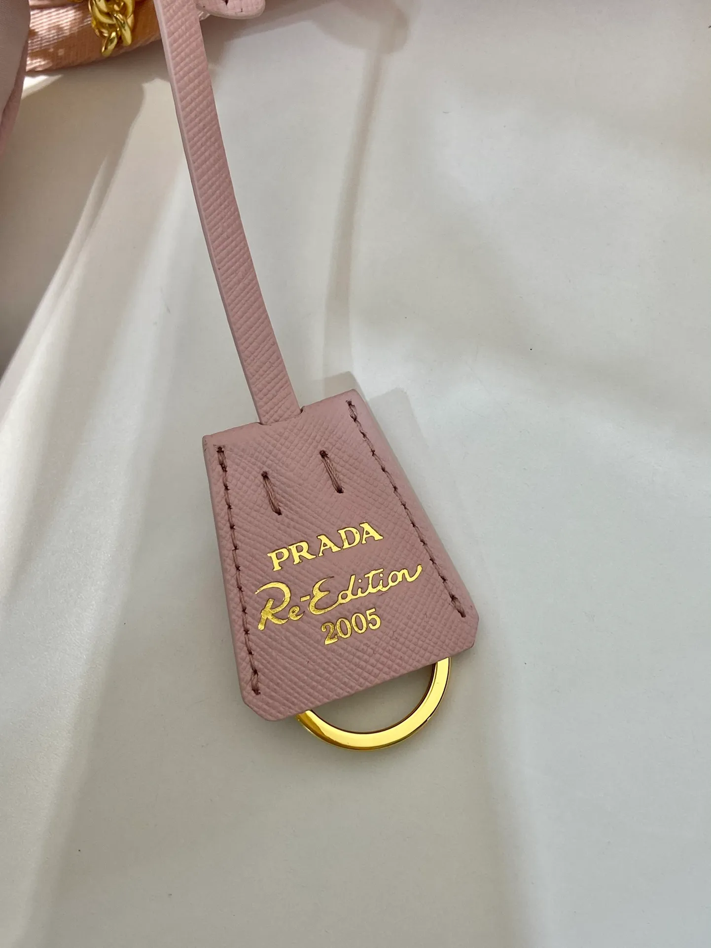 💰1000🎉Hot-selling gold hardware🎉🎉New 1BH204 gold hardware, nylon Hobo handbag/armpit bag😘😘Hobo, a group of Internet celebrity sisters who are crazy about planting and popular in the fashion circle, has a new model! 👏👏The design of this Hobo bag is great👍👍One bag with three uses😘😘waist bag/crossbody/single shoulder bag👍👍The handle is replaced by a gold chain, which makes the armpit bag more sexy. It also has a long shoulder strap. What I love most is that the shoulder strap also has a small pendant (small bag), which can also be hung on other bags and pants as accessories. 🙊🙊There is no problem in matching various clothes in normal times😘😘Babies, hurry up and get it, it’s so beautiful🙊🙊Dimensions: Length 22X Height 12x Bottom 6cm👏👏👏💰💰💰