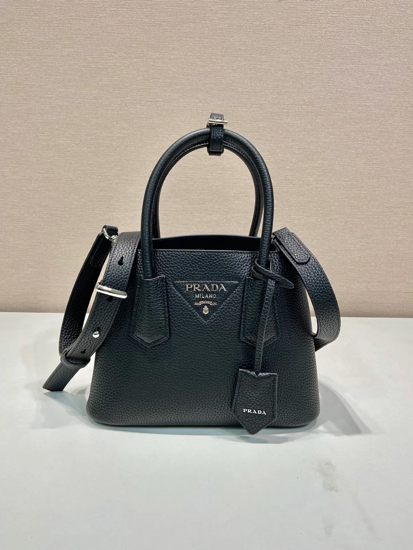💰1900🎉New shopping bag🎉1BG443 deerskin pattern🎉🎉 This Double handbag is presented in a novel mini version, combining functionality and exquisite style. It is made of imported cowhide and deerskin texture new material, with imported lambskin inside. It feels super soft, top-grade hardware, and the detachable shoulder strap is suitable for shoulder or cross-body wear. Simple and elegant, if you like babies, hurry up and get it🎉🎉 Length 25x Height 18.5x Bottom 12.5cm
