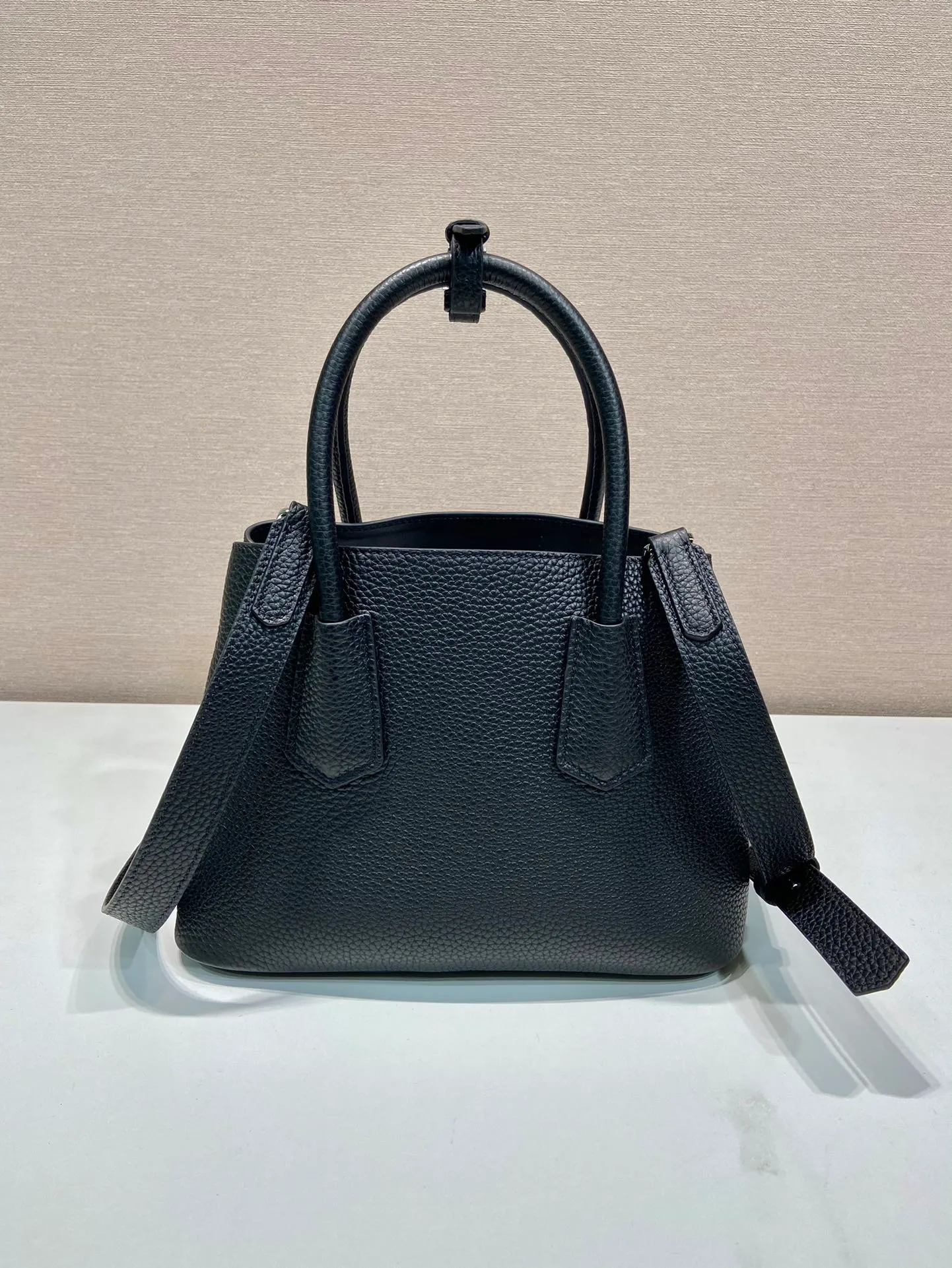 💰1900🎉New shopping bag🎉1BG443 deerskin pattern🎉🎉 This Double handbag is presented in a novel mini version, combining functionality and exquisite style. It is made of imported cowhide and deerskin texture new material, with imported lambskin inside. It feels super soft, top-grade hardware, and the detachable shoulder strap is suitable for shoulder or cross-body wear. Simple and elegant, if you like babies, hurry up and get it🎉🎉 Length 25x Height 18.5x Bottom 12.5cm