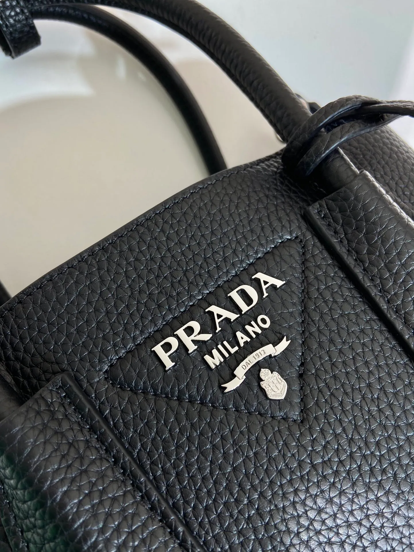 💰1900🎉New shopping bag🎉1BG443 deerskin pattern🎉🎉 This Double handbag is presented in a novel mini version, combining functionality and exquisite style. It is made of imported cowhide and deerskin texture new material, with imported lambskin inside. It feels super soft, top-grade hardware, and the detachable shoulder strap is suitable for shoulder or cross-body wear. Simple and elegant, if you like babies, hurry up and get it🎉🎉 Length 25x Height 18.5x Bottom 12.5cm