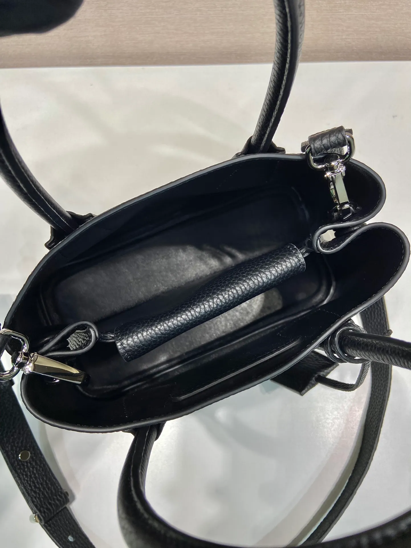 💰1900🎉New shopping bag🎉1BG443 deerskin pattern🎉🎉 This Double handbag is presented in a novel mini version, combining functionality and exquisite style. It is made of imported cowhide and deerskin texture new material, with imported lambskin inside. It feels super soft, top-grade hardware, and the detachable shoulder strap is suitable for shoulder or cross-body wear. Simple and elegant, if you like babies, hurry up and get it🎉🎉 Length 25x Height 18.5x Bottom 12.5cm