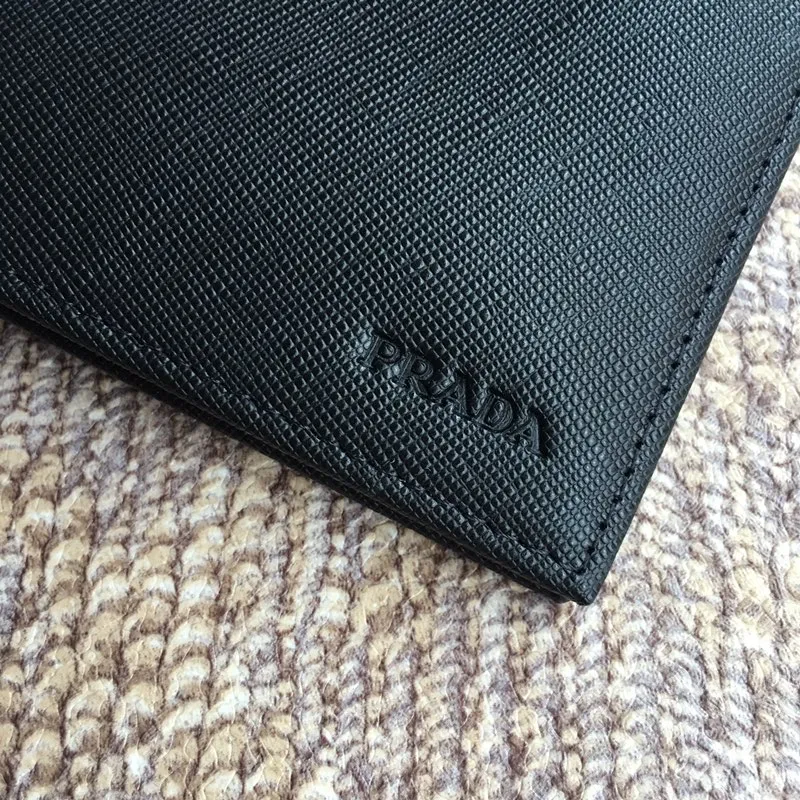 💰440, P family has released men’s short clips, 0513-2 black has been shipped again, it is exactly what men have been asking for, classic and practical, top quality, 175 steel stamp code + complete package