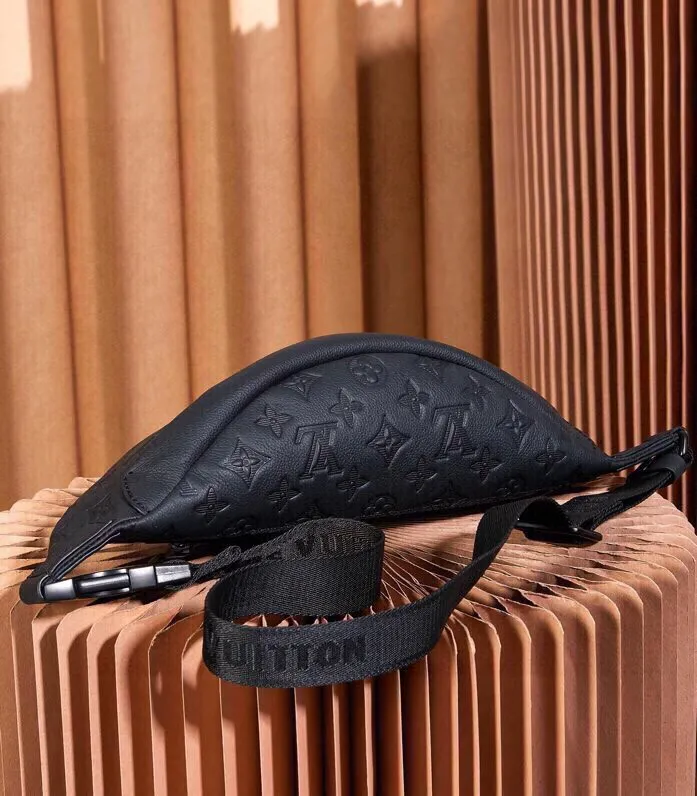 P¥900👉nfc dynamic chip version👈【Top inspection-free pure steel hardware】M46036 This Discovery waist bag is made of soft Monogram Shadow embossed cow leather, conveying a casual personality with retro touches. Front and rear zippered pockets provide easy access to your phone, keys and cards, and the adjustable waistband allows for shoulder or cross-body wear. Detailed features44 x 15 x 9 cm (length x height x width)