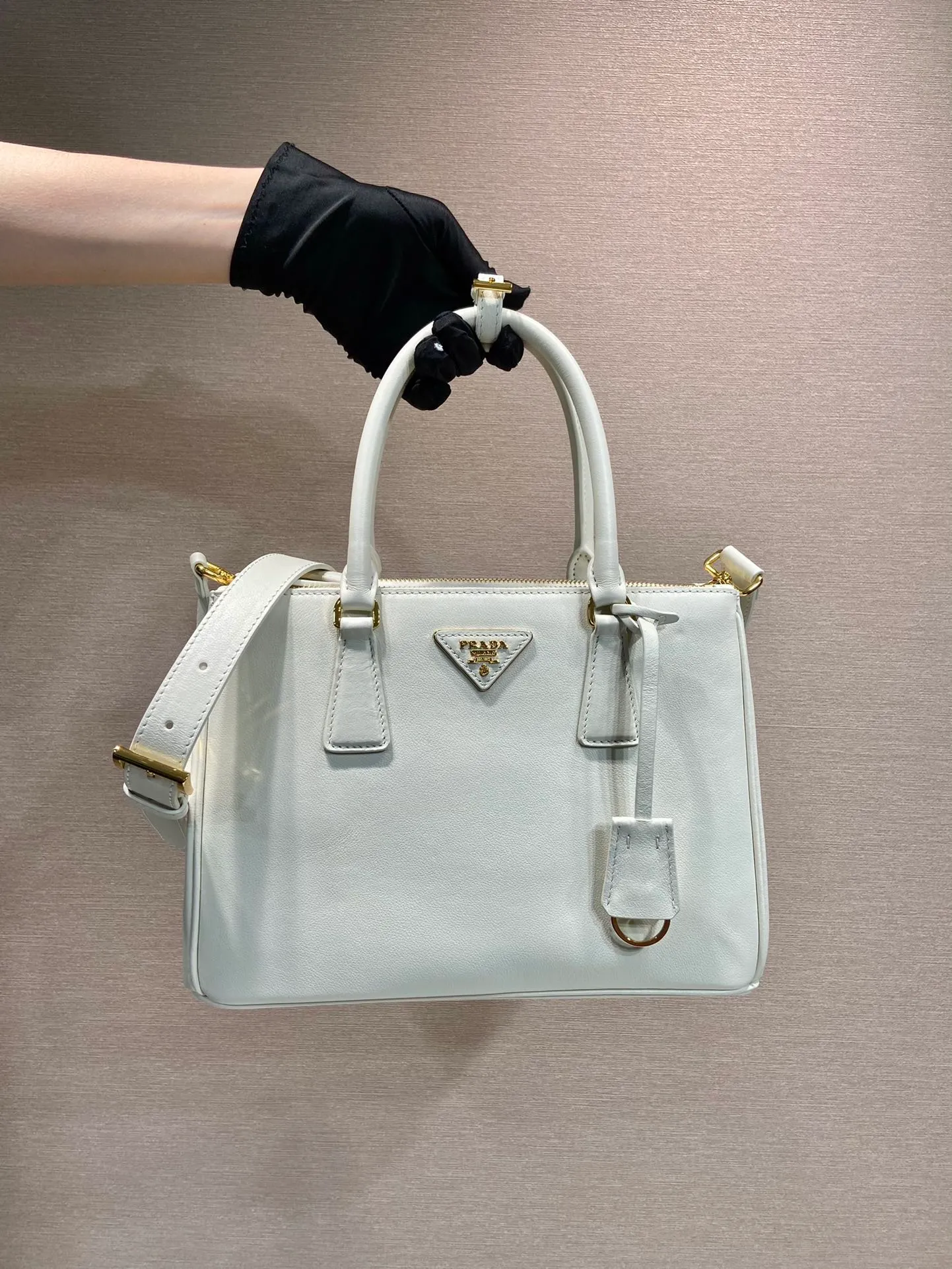 💰1840🎉New killer bag🎉1BA863 medium plain style🎉🎉 This classic popular style is designed with new material calfskin and lambskin interior🎉🎉Featuring classic three compartments and gold metal hardware accessories, Equipped with a detachable calfskin long shoulder strap, it can be carried by hand or shoulder. It is practical and fashionable. Baby, hurry up and get it🎉🎉 Length 28x Height 20x Bottom 12cm🎉🎉🎉💰💰💰