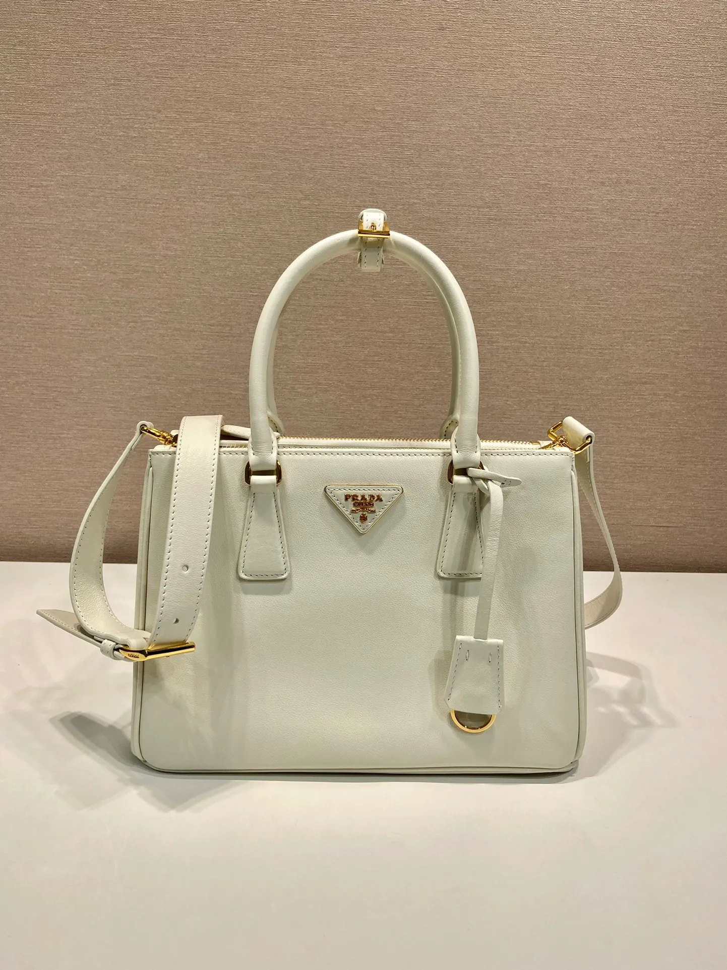 💰1840🎉New killer bag🎉1BA863 medium plain style🎉🎉 This classic popular style is designed with new material calfskin and lambskin interior🎉🎉Featuring classic three compartments and gold metal hardware accessories, Equipped with a detachable calfskin long shoulder strap, it can be carried by hand or shoulder. It is practical and fashionable. Baby, hurry up and get it🎉🎉 Length 28x Height 20x Bottom 12cm🎉🎉🎉💰💰💰