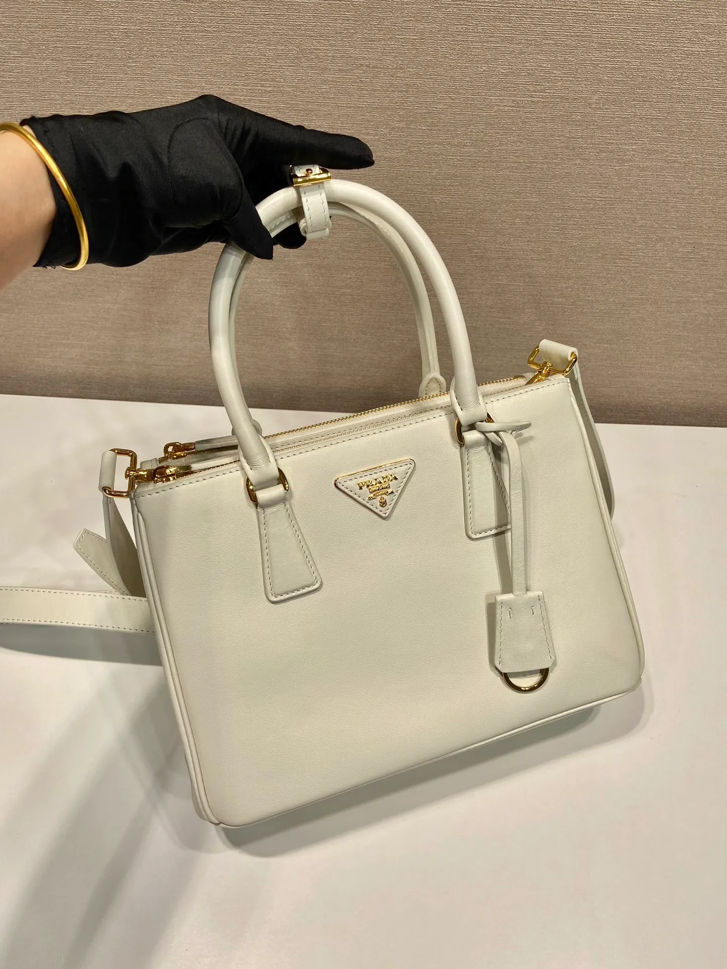 💰1840🎉New killer bag🎉1BA863 medium plain style🎉🎉 This classic popular style is designed with new material calfskin and lambskin interior🎉🎉Featuring classic three compartments and gold metal hardware accessories, Equipped with a detachable calfskin long shoulder strap, it can be carried by hand or shoulder. It is practical and fashionable. Baby, hurry up and get it🎉🎉 Length 28x Height 20x Bottom 12cm🎉🎉🎉💰💰💰