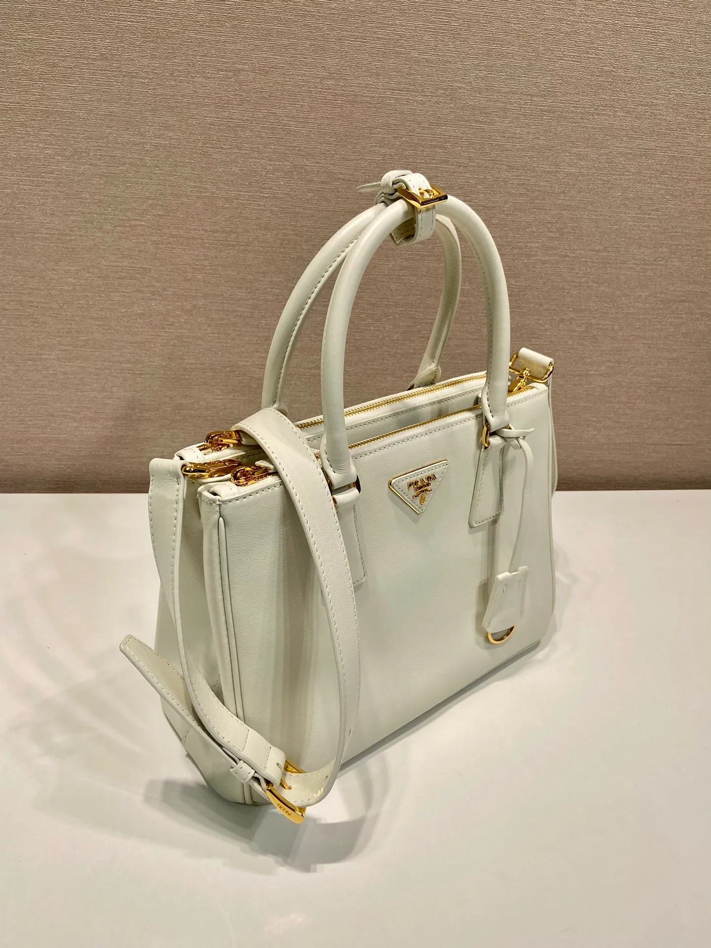 💰1840🎉New killer bag🎉1BA863 medium plain style🎉🎉 This classic popular style is designed with new material calfskin and lambskin interior🎉🎉Featuring classic three compartments and gold metal hardware accessories, Equipped with a detachable calfskin long shoulder strap, it can be carried by hand or shoulder. It is practical and fashionable. Baby, hurry up and get it🎉🎉 Length 28x Height 20x Bottom 12cm🎉🎉🎉💰💰💰