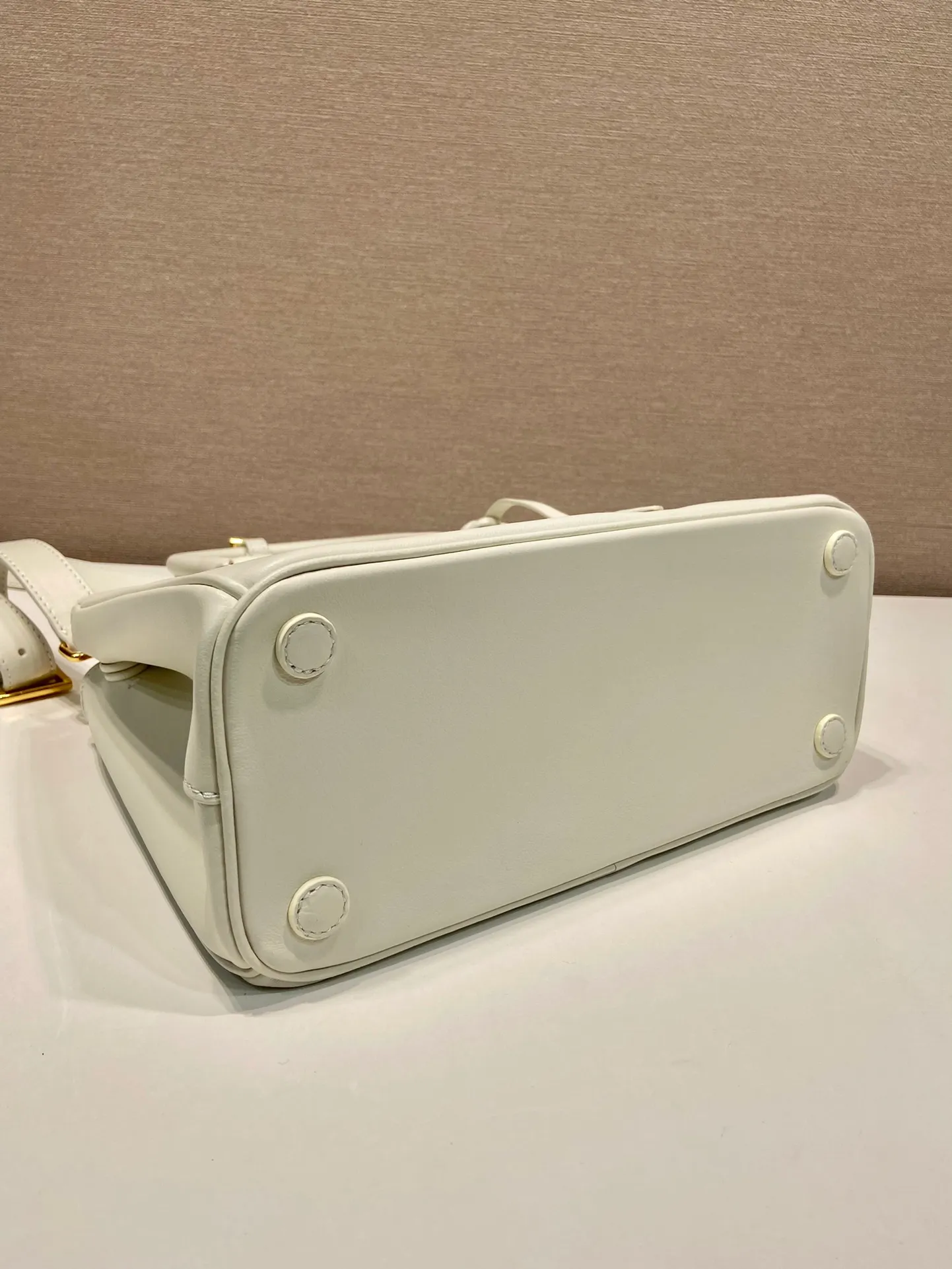 💰1840🎉New killer bag🎉1BA863 medium plain style🎉🎉 This classic popular style is designed with new material calfskin and lambskin interior🎉🎉Featuring classic three compartments and gold metal hardware accessories, Equipped with a detachable calfskin long shoulder strap, it can be carried by hand or shoulder. It is practical and fashionable. Baby, hurry up and get it🎉🎉 Length 28x Height 20x Bottom 12cm🎉🎉🎉💰💰💰