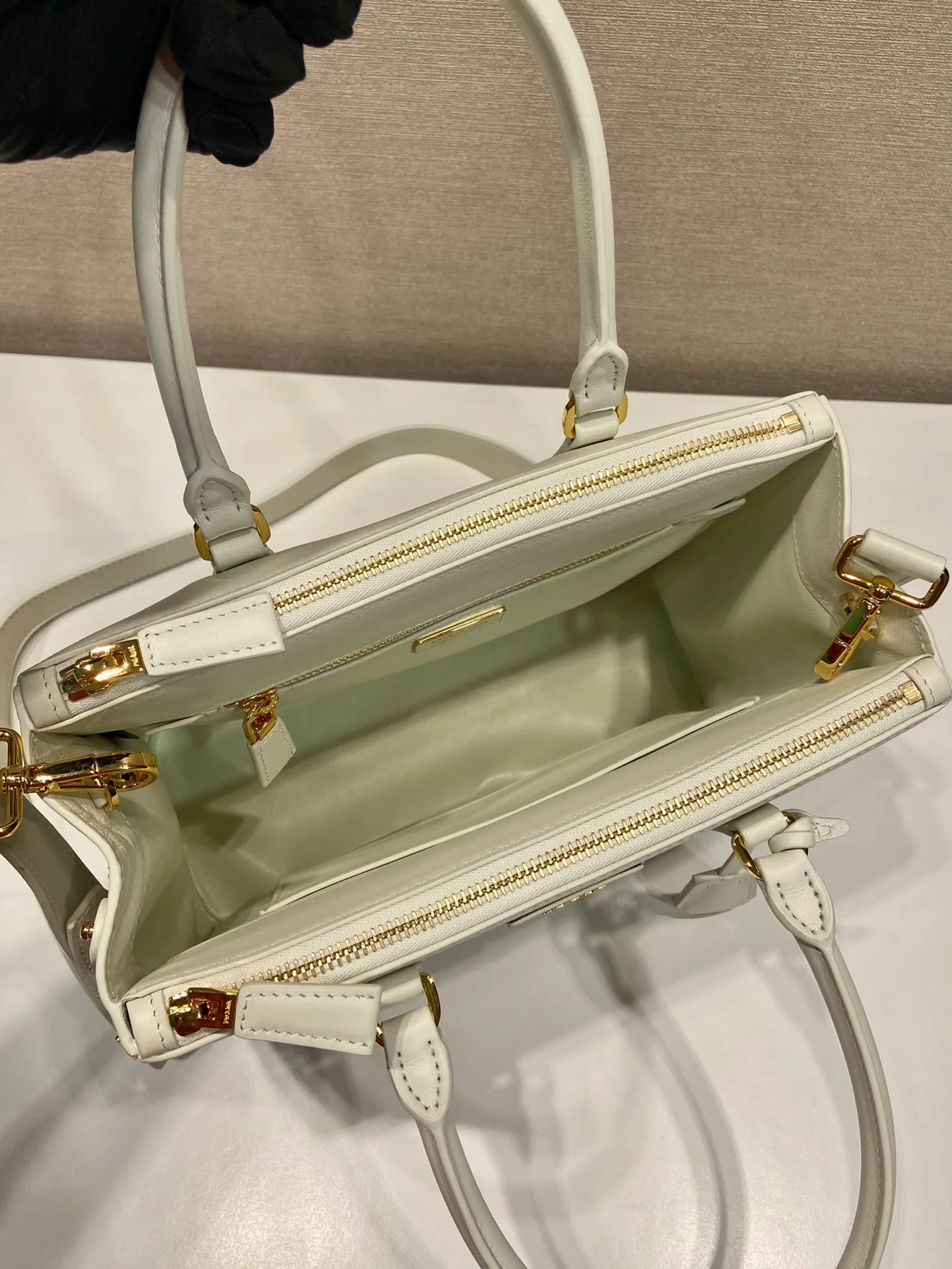 💰1840🎉New killer bag🎉1BA863 medium plain style🎉🎉 This classic popular style is designed with new material calfskin and lambskin interior🎉🎉Featuring classic three compartments and gold metal hardware accessories, Equipped with a detachable calfskin long shoulder strap, it can be carried by hand or shoulder. It is practical and fashionable. Baby, hurry up and get it🎉🎉 Length 28x Height 20x Bottom 12cm🎉🎉🎉💰💰💰