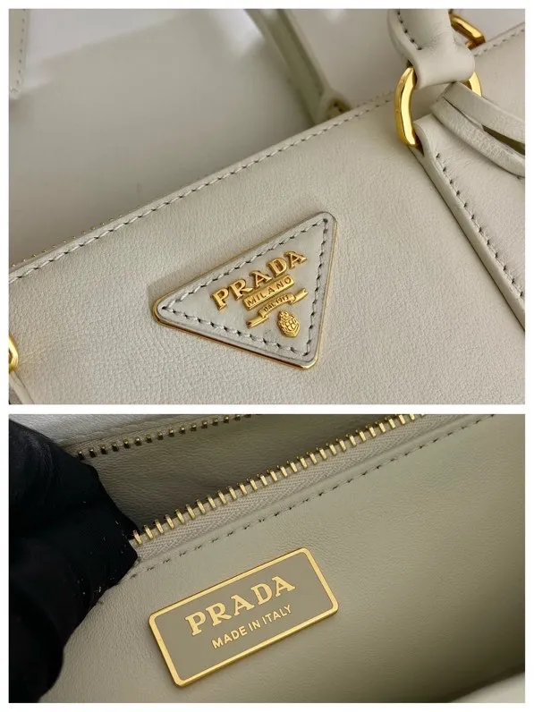 💰1840🎉New killer bag🎉1BA863 medium plain style🎉🎉 This classic popular style is designed with new material calfskin and lambskin interior🎉🎉Featuring classic three compartments and gold metal hardware accessories, Equipped with a detachable calfskin long shoulder strap, it can be carried by hand or shoulder. It is practical and fashionable. Baby, hurry up and get it🎉🎉 Length 28x Height 20x Bottom 12cm🎉🎉🎉💰💰💰