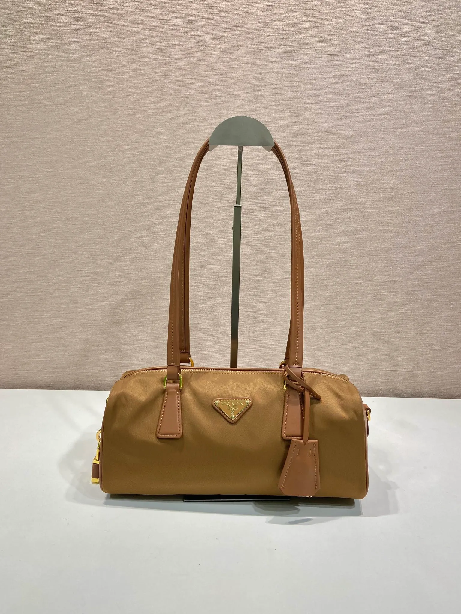 💰1300🎉New lock bag🎉1BB127 nylon fabric🎉🎉 This handbag is made of imported nylon fabric and calfskin, and its exquisite and versatile silhouette highlights its essence. Paired with gold metal hardware, the zipper closure has an elegant padlock, making it even more chic. It has large capacity and can be carried by hand or on the shoulder. Baby, hurry up and get it🎉🎉 Length 29x Height 12.5x Bottom 10cm🎉🎉