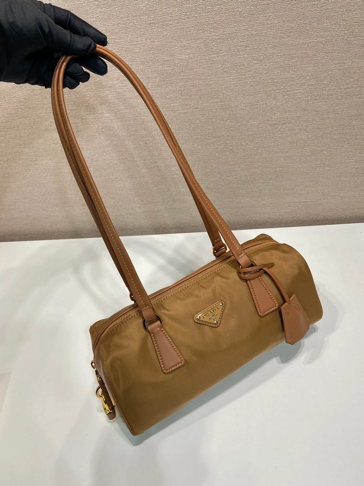 💰1300🎉New lock bag🎉1BB127 nylon fabric🎉🎉 This handbag is made of imported nylon fabric and calfskin, and its exquisite and versatile silhouette highlights its essence. Paired with gold metal hardware, the zipper closure has an elegant padlock, making it even more chic. It has large capacity and can be carried by hand or on the shoulder. Baby, hurry up and get it🎉🎉 Length 29x Height 12.5x Bottom 10cm🎉🎉