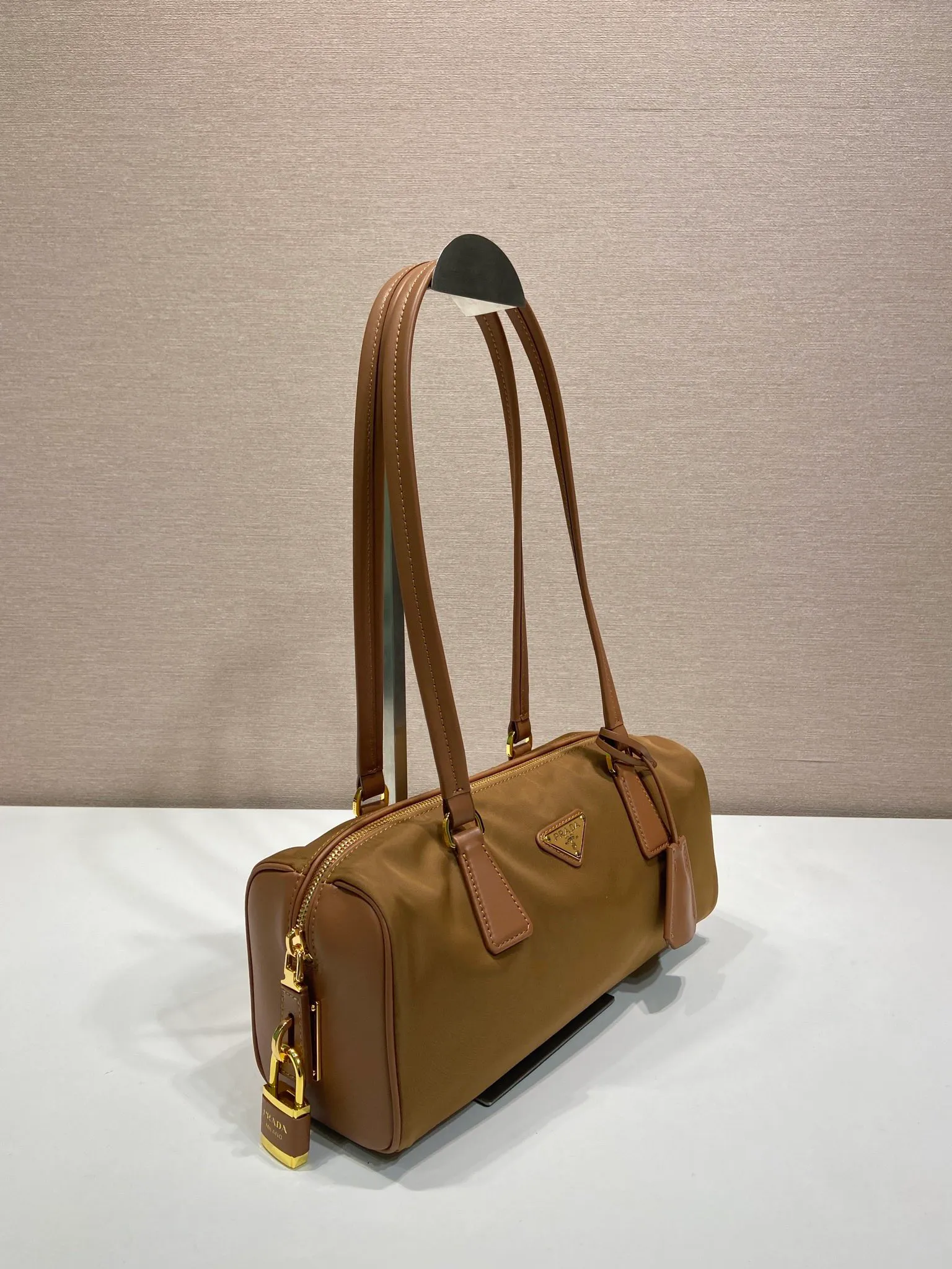 💰1300🎉New lock bag🎉1BB127 nylon fabric🎉🎉 This handbag is made of imported nylon fabric and calfskin, and its exquisite and versatile silhouette highlights its essence. Paired with gold metal hardware, the zipper closure has an elegant padlock, making it even more chic. It has large capacity and can be carried by hand or on the shoulder. Baby, hurry up and get it🎉🎉 Length 29x Height 12.5x Bottom 10cm🎉🎉