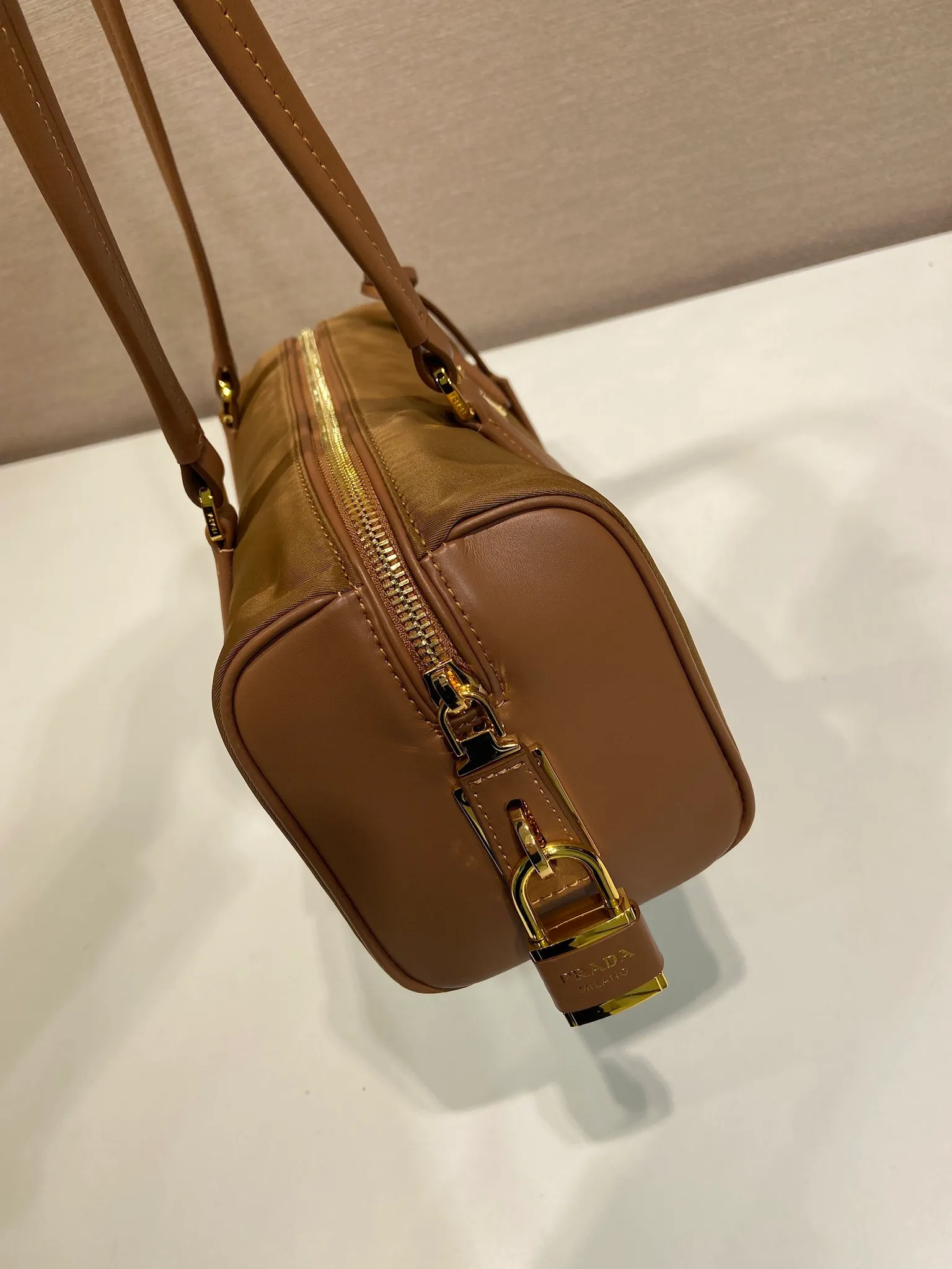 💰1300🎉New lock bag🎉1BB127 nylon fabric🎉🎉 This handbag is made of imported nylon fabric and calfskin, and its exquisite and versatile silhouette highlights its essence. Paired with gold metal hardware, the zipper closure has an elegant padlock, making it even more chic. It has large capacity and can be carried by hand or on the shoulder. Baby, hurry up and get it🎉🎉 Length 29x Height 12.5x Bottom 10cm🎉🎉
