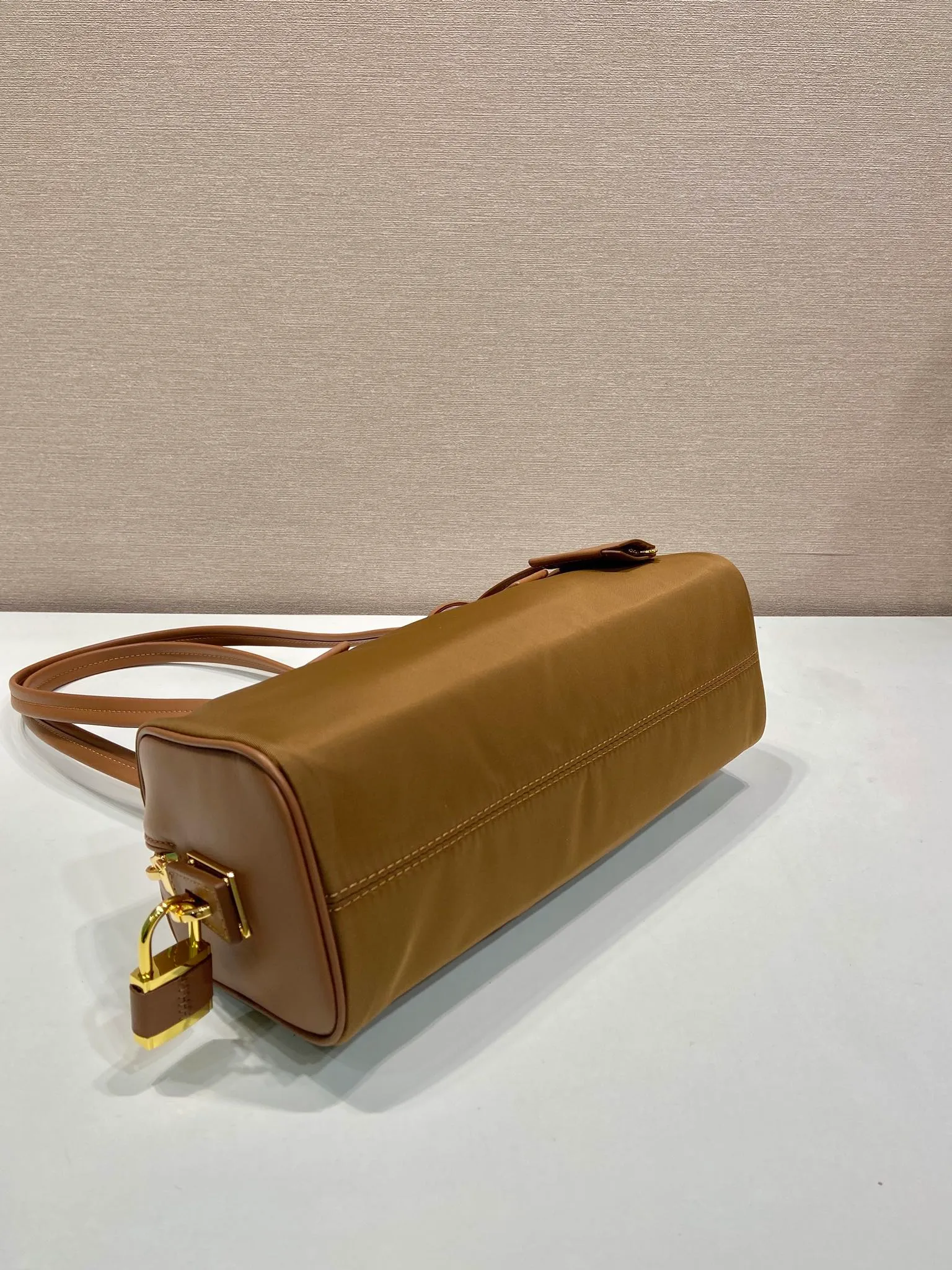 💰1300🎉New lock bag🎉1BB127 nylon fabric🎉🎉 This handbag is made of imported nylon fabric and calfskin, and its exquisite and versatile silhouette highlights its essence. Paired with gold metal hardware, the zipper closure has an elegant padlock, making it even more chic. It has large capacity and can be carried by hand or on the shoulder. Baby, hurry up and get it🎉🎉 Length 29x Height 12.5x Bottom 10cm🎉🎉