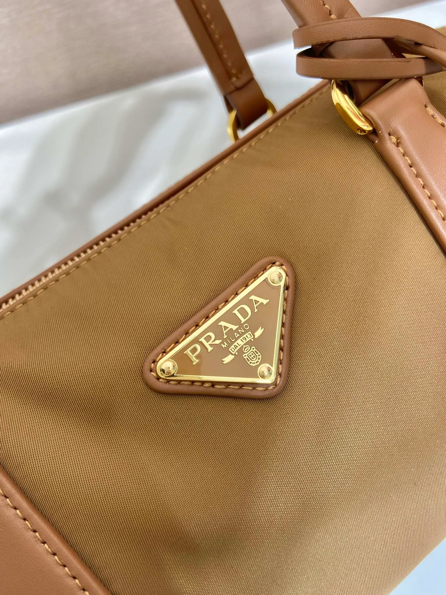 💰1300🎉New lock bag🎉1BB127 nylon fabric🎉🎉 This handbag is made of imported nylon fabric and calfskin, and its exquisite and versatile silhouette highlights its essence. Paired with gold metal hardware, the zipper closure has an elegant padlock, making it even more chic. It has large capacity and can be carried by hand or on the shoulder. Baby, hurry up and get it🎉🎉 Length 29x Height 12.5x Bottom 10cm🎉🎉