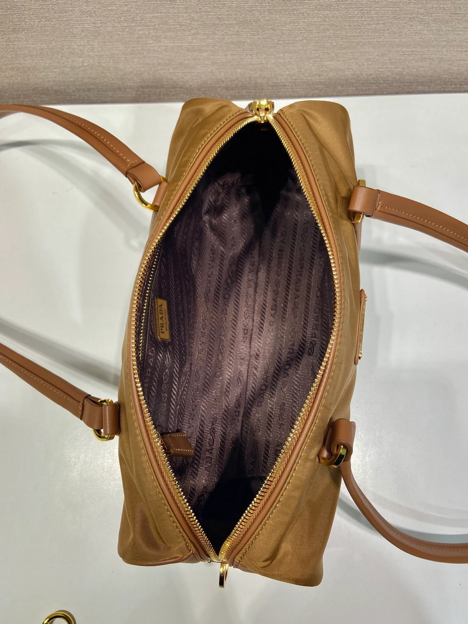 💰1300🎉New lock bag🎉1BB127 nylon fabric🎉🎉 This handbag is made of imported nylon fabric and calfskin, and its exquisite and versatile silhouette highlights its essence. Paired with gold metal hardware, the zipper closure has an elegant padlock, making it even more chic. It has large capacity and can be carried by hand or on the shoulder. Baby, hurry up and get it🎉🎉 Length 29x Height 12.5x Bottom 10cm🎉🎉