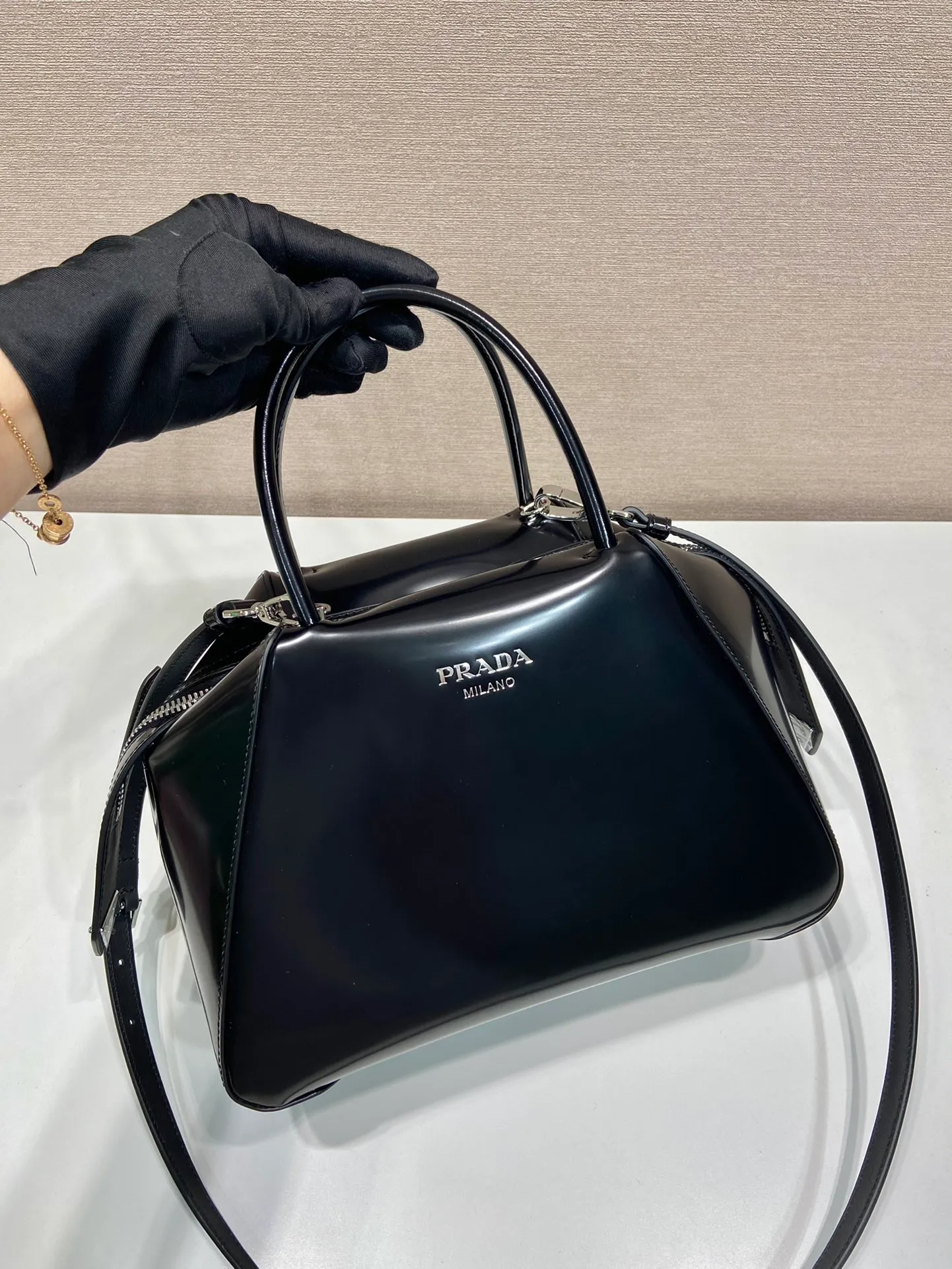 💰1800👏Gradient bowling ball👏1BA366 new gradient color🎉 This handbag with exquisite lines will be unveiled at the 2022 autumn and winter fashion show. Equipped with a detachable and adjustable long shoulder strap that can be carried by hand/cross-body. The elegant silhouette features a hand-painted finish that accentuates geometric lines and three-dimensional effects. Casual and stylish. Large capacity space. Everything you need for daily use can be accommodated! Babies. Hurry up and get it🎉🎉, length 25.5x height 18x ​​base 13.5cm🎉🎉🎉👏👏👏