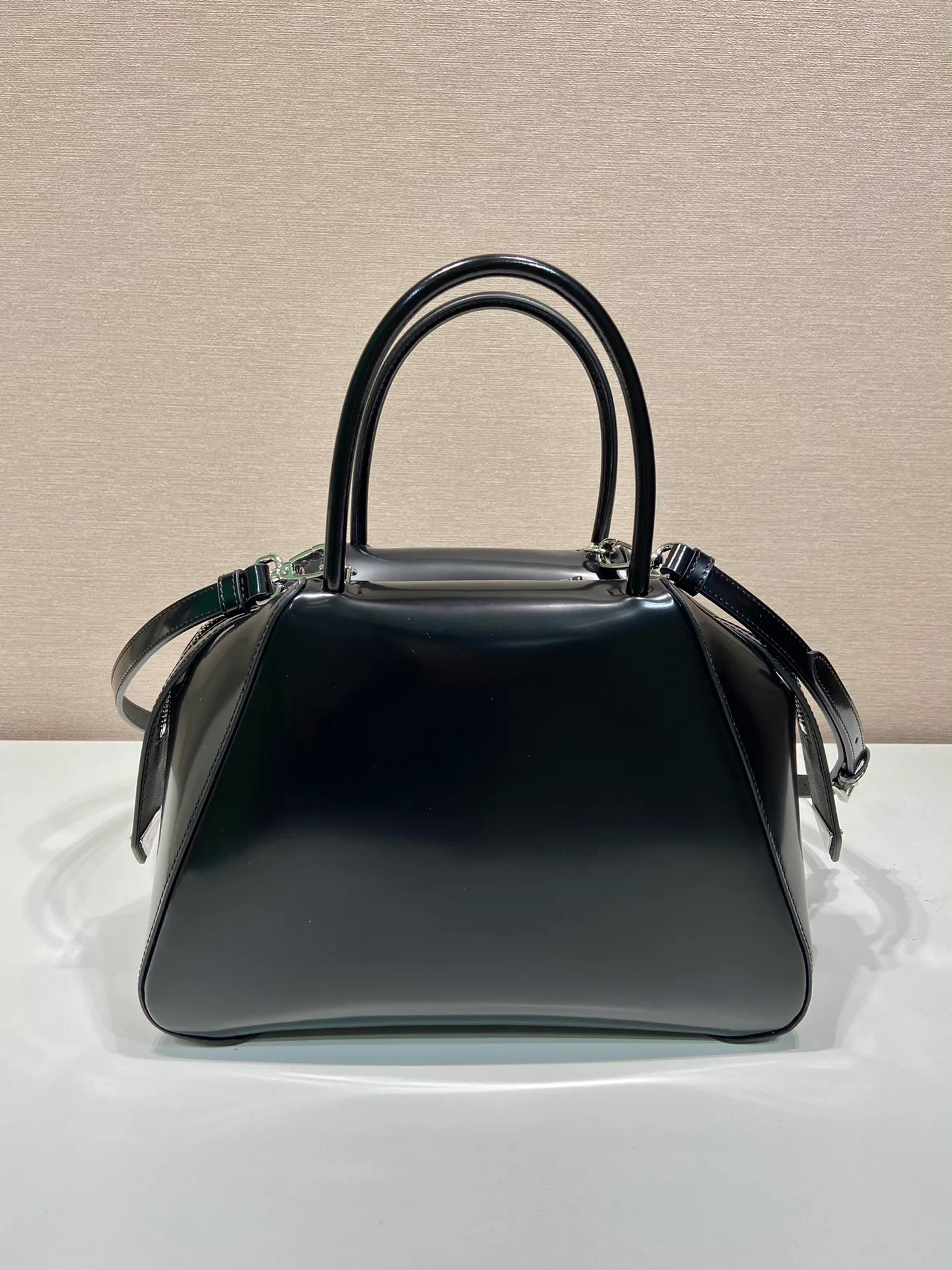 💰1800👏Gradient bowling ball👏1BA366 new gradient color🎉 This handbag with exquisite lines will be unveiled at the 2022 autumn and winter fashion show. Equipped with a detachable and adjustable long shoulder strap that can be carried by hand/cross-body. The elegant silhouette features a hand-painted finish that accentuates geometric lines and three-dimensional effects. Casual and stylish. Large capacity space. Everything you need for daily use can be accommodated! Babies. Hurry up and get it🎉🎉, length 25.5x height 18x ​​base 13.5cm🎉🎉🎉👏👏👏