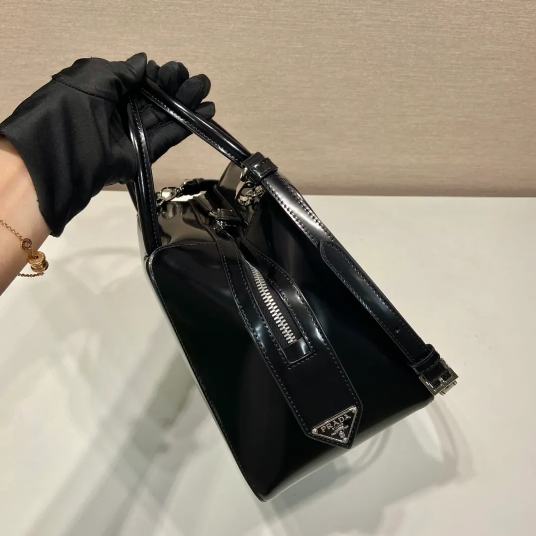 💰1800👏Gradient bowling ball👏1BA366 new gradient color🎉 This handbag with exquisite lines will be unveiled at the 2022 autumn and winter fashion show. Equipped with a detachable and adjustable long shoulder strap that can be carried by hand/cross-body. The elegant silhouette features a hand-painted finish that accentuates geometric lines and three-dimensional effects. Casual and stylish. Large capacity space. Everything you need for daily use can be accommodated! Babies. Hurry up and get it🎉🎉, length 25.5x height 18x ​​base 13.5cm🎉🎉🎉👏👏👏
