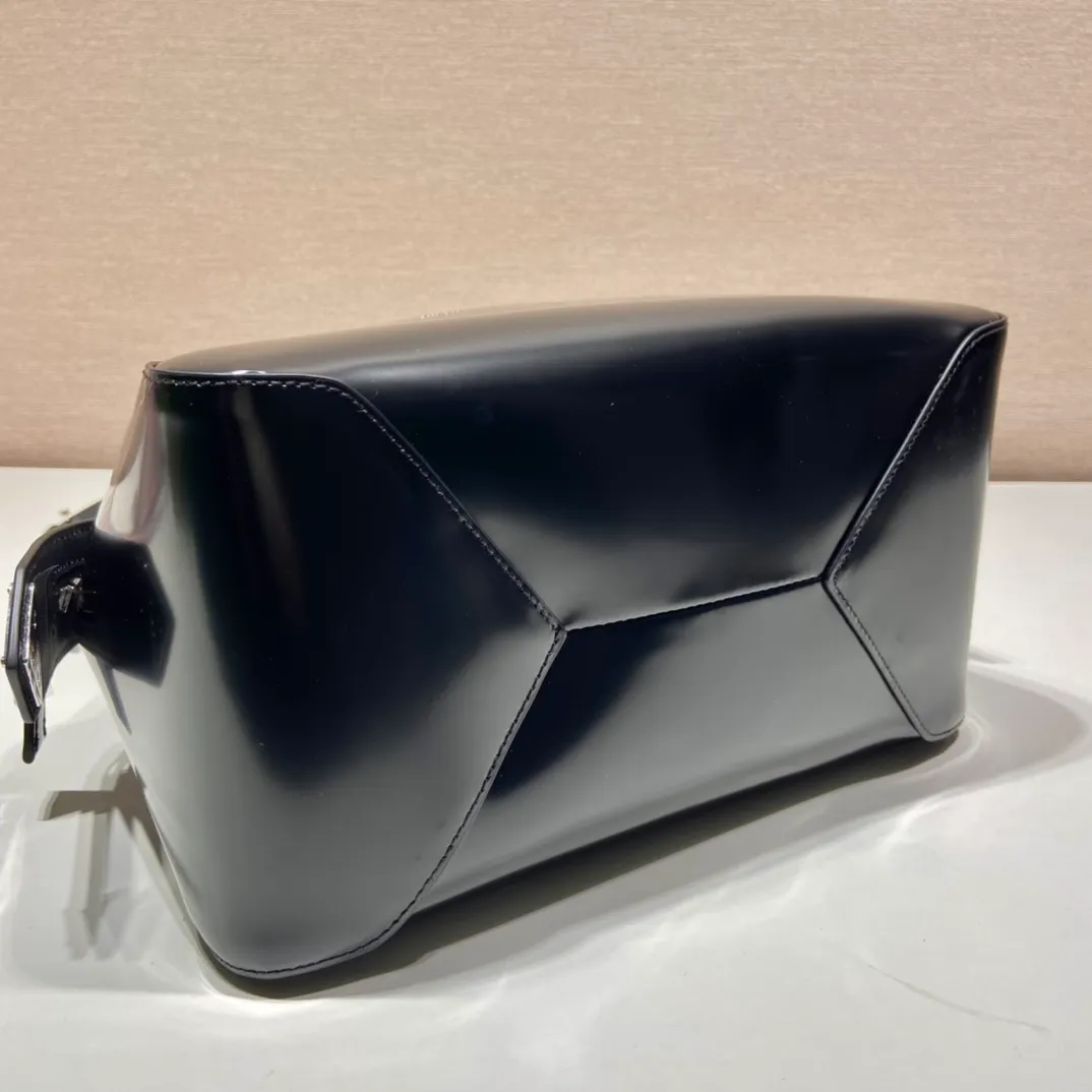 💰1800👏Gradient bowling ball👏1BA366 new gradient color🎉 This handbag with exquisite lines will be unveiled at the 2022 autumn and winter fashion show. Equipped with a detachable and adjustable long shoulder strap that can be carried by hand/cross-body. The elegant silhouette features a hand-painted finish that accentuates geometric lines and three-dimensional effects. Casual and stylish. Large capacity space. Everything you need for daily use can be accommodated! Babies. Hurry up and get it🎉🎉, length 25.5x height 18x ​​base 13.5cm🎉🎉🎉👏👏👏