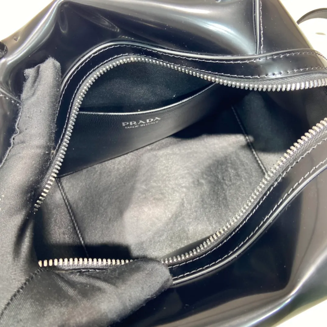 💰1800👏Gradient bowling ball👏1BA366 new gradient color🎉 This handbag with exquisite lines will be unveiled at the 2022 autumn and winter fashion show. Equipped with a detachable and adjustable long shoulder strap that can be carried by hand/cross-body. The elegant silhouette features a hand-painted finish that accentuates geometric lines and three-dimensional effects. Casual and stylish. Large capacity space. Everything you need for daily use can be accommodated! Babies. Hurry up and get it🎉🎉, length 25.5x height 18x ​​base 13.5cm🎉🎉🎉👏👏👏