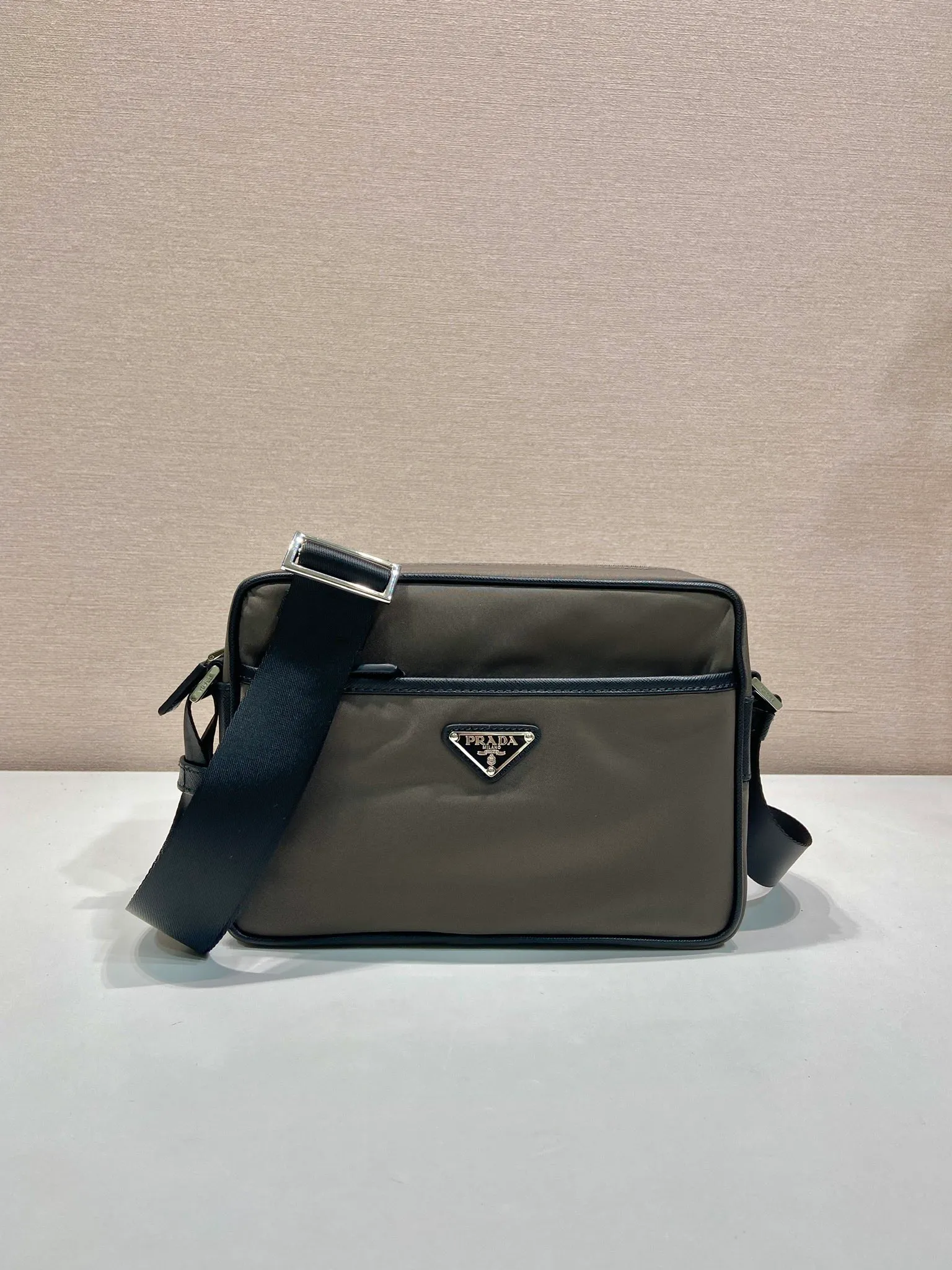 💰900🎉Classic new style🎉2VH048 arrives in new color🎉🎉 Original item 👍👍 Made of imported nylon material, Saffiano leather decoration, polished steel surface metal hardware, adjustable fabric shoulder strap, enamel triangle logo on the outside, logo logo on the inside, Zipper closure at the top, zipper pocket on the front, and a zipper pocket inside, light and practical, and a popular style that will never go out of style👍👍Length 23x Height 16x Bottom 7cm👍👍👍💰💰💰