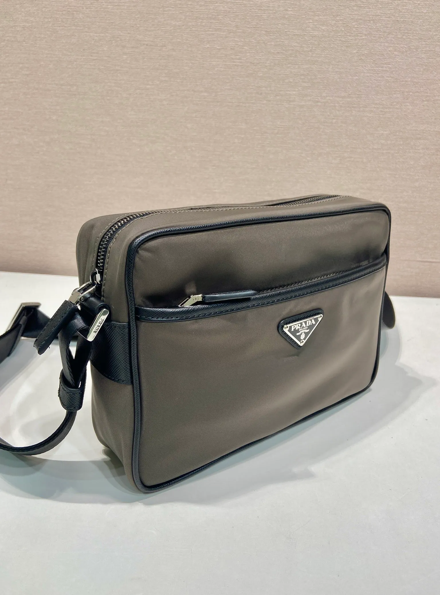 💰900🎉Classic new style🎉2VH048 arrives in new color🎉🎉 Original item 👍👍 Made of imported nylon material, Saffiano leather decoration, polished steel surface metal hardware, adjustable fabric shoulder strap, enamel triangle logo on the outside, logo logo on the inside, Zipper closure at the top, zipper pocket on the front, and a zipper pocket inside, light and practical, and a popular style that will never go out of style👍👍Length 23x Height 16x Bottom 7cm👍👍👍💰💰💰