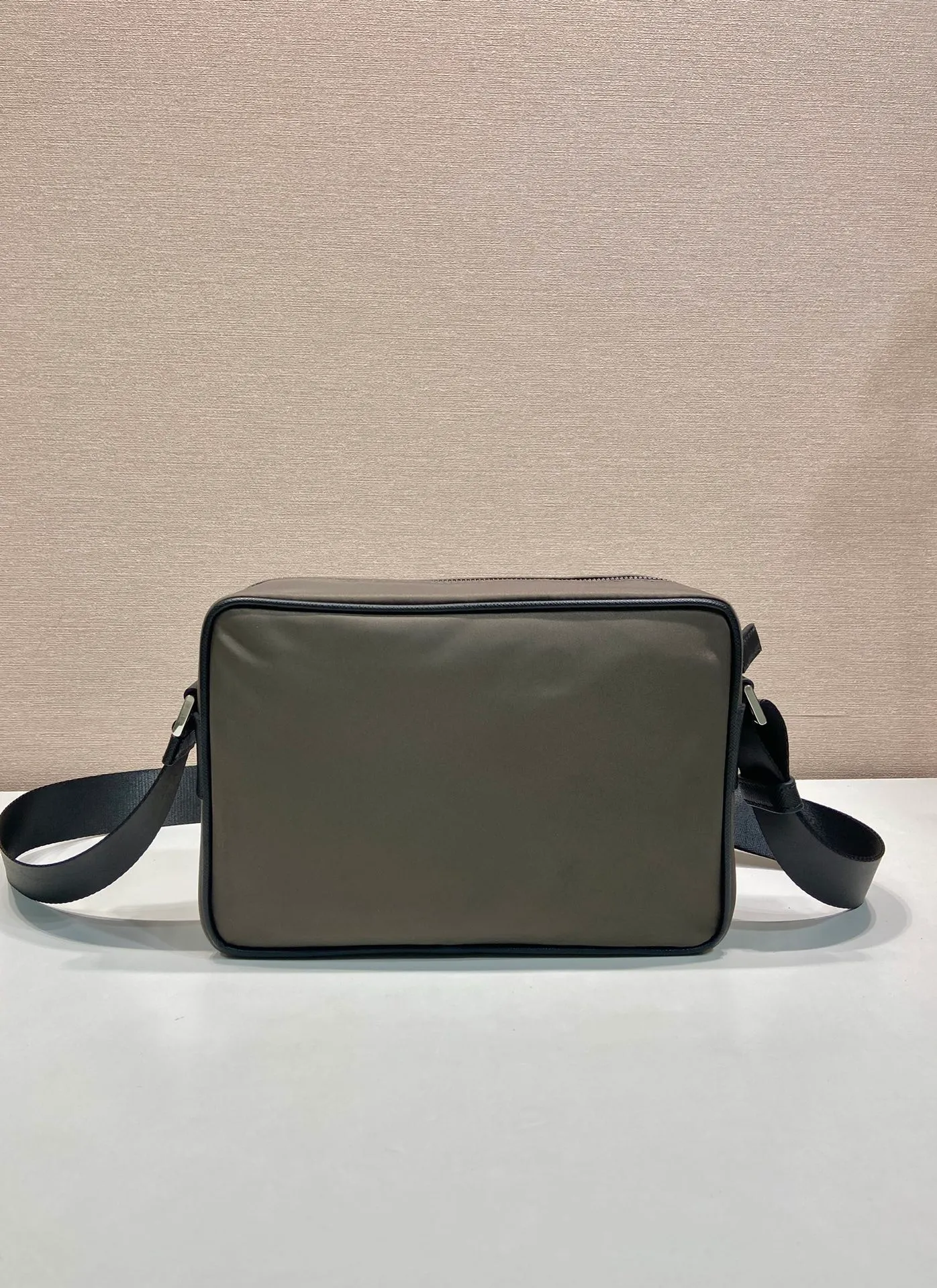💰900🎉Classic new style🎉2VH048 arrives in new color🎉🎉 Original item 👍👍 Made of imported nylon material, Saffiano leather decoration, polished steel surface metal hardware, adjustable fabric shoulder strap, enamel triangle logo on the outside, logo logo on the inside, Zipper closure at the top, zipper pocket on the front, and a zipper pocket inside, light and practical, and a popular style that will never go out of style👍👍Length 23x Height 16x Bottom 7cm👍👍👍💰💰💰
