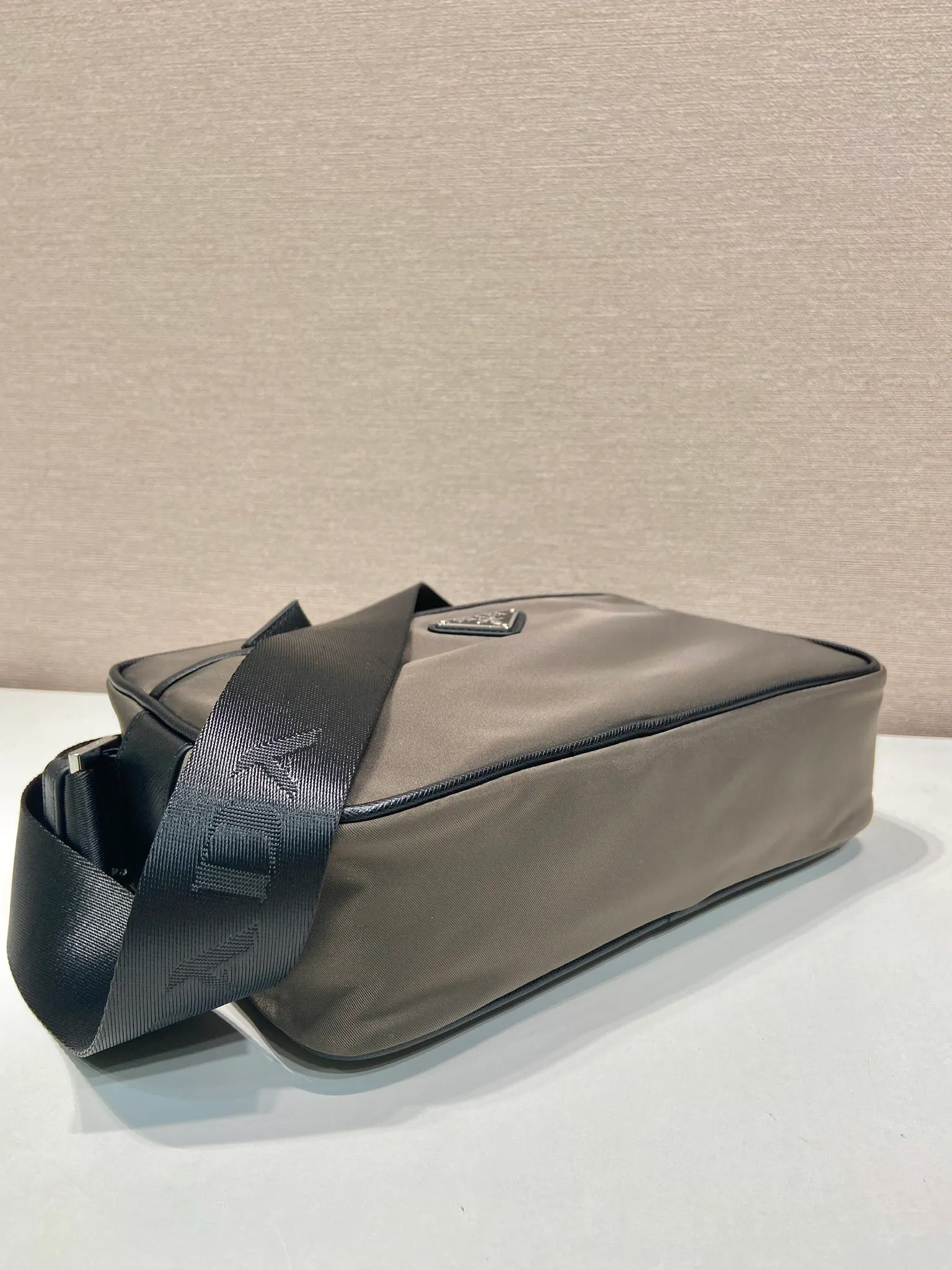 💰900🎉Classic new style🎉2VH048 arrives in new color🎉🎉 Original item 👍👍 Made of imported nylon material, Saffiano leather decoration, polished steel surface metal hardware, adjustable fabric shoulder strap, enamel triangle logo on the outside, logo logo on the inside, Zipper closure at the top, zipper pocket on the front, and a zipper pocket inside, light and practical, and a popular style that will never go out of style👍👍Length 23x Height 16x Bottom 7cm👍👍👍💰💰💰