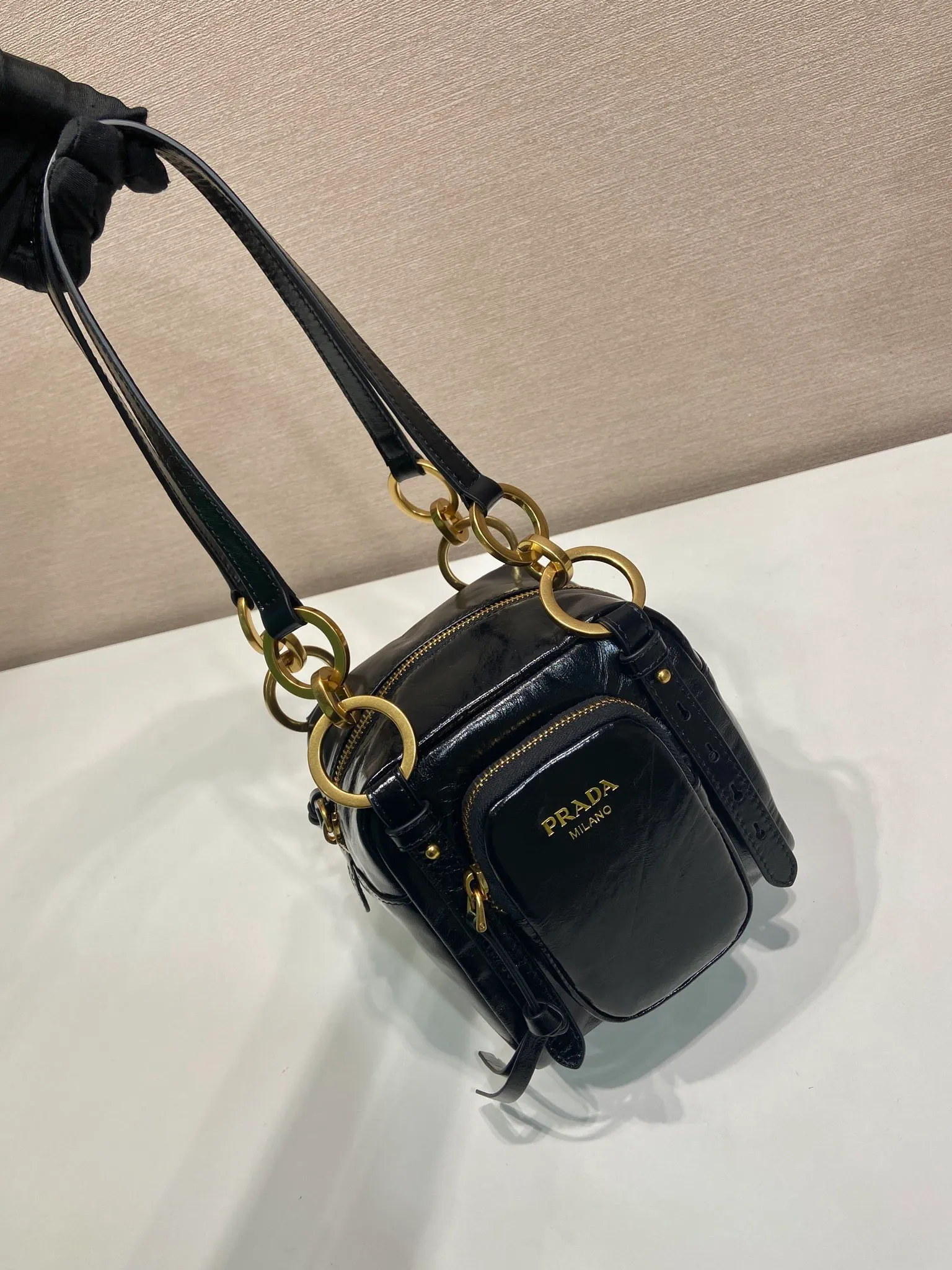 💰1500🎉New oil wax leather🎉1BB137 small size🎉💰 This new square handbag is made of soft oil wax leather with a retro feel. Retro metal hardware and zipper pockets with archive elements highlight the retro charm. It has large capacity and can be carried by hand or shoulder strap. The upper body effect is fashionable and towering. It is also a popular style that will never go out of style. Get it now🎉 Length 14x Height 14x Bottom 13.5cm🎉🎉🎉💰💰💰