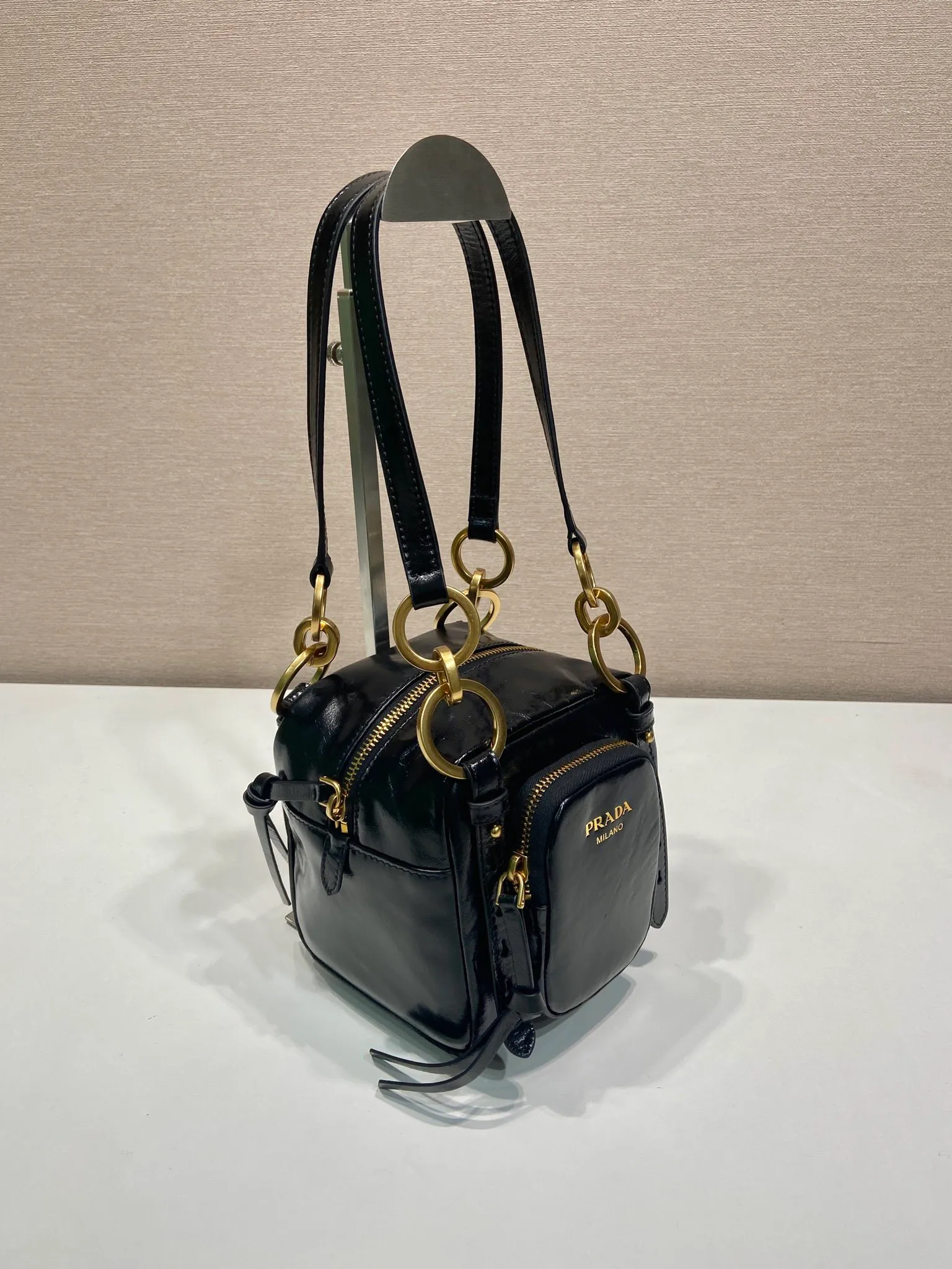 💰1500🎉New oil wax leather🎉1BB137 small size🎉💰 This new square handbag is made of soft oil wax leather with a retro feel. Retro metal hardware and zipper pockets with archive elements highlight the retro charm. It has large capacity and can be carried by hand or shoulder strap. The upper body effect is fashionable and towering. It is also a popular style that will never go out of style. Get it now🎉 Length 14x Height 14x Bottom 13.5cm🎉🎉🎉💰💰💰