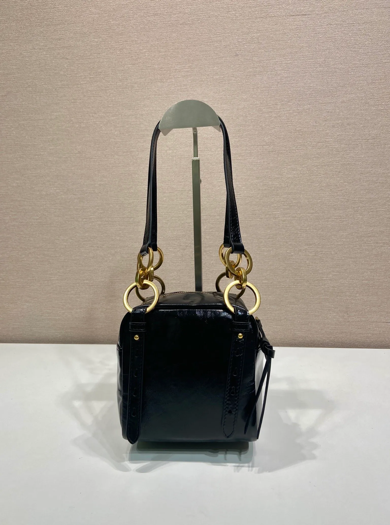 💰1500🎉New oil wax leather🎉1BB137 small size🎉💰 This new square handbag is made of soft oil wax leather with a retro feel. Retro metal hardware and zipper pockets with archive elements highlight the retro charm. It has large capacity and can be carried by hand or shoulder strap. The upper body effect is fashionable and towering. It is also a popular style that will never go out of style. Get it now🎉 Length 14x Height 14x Bottom 13.5cm🎉🎉🎉💰💰💰