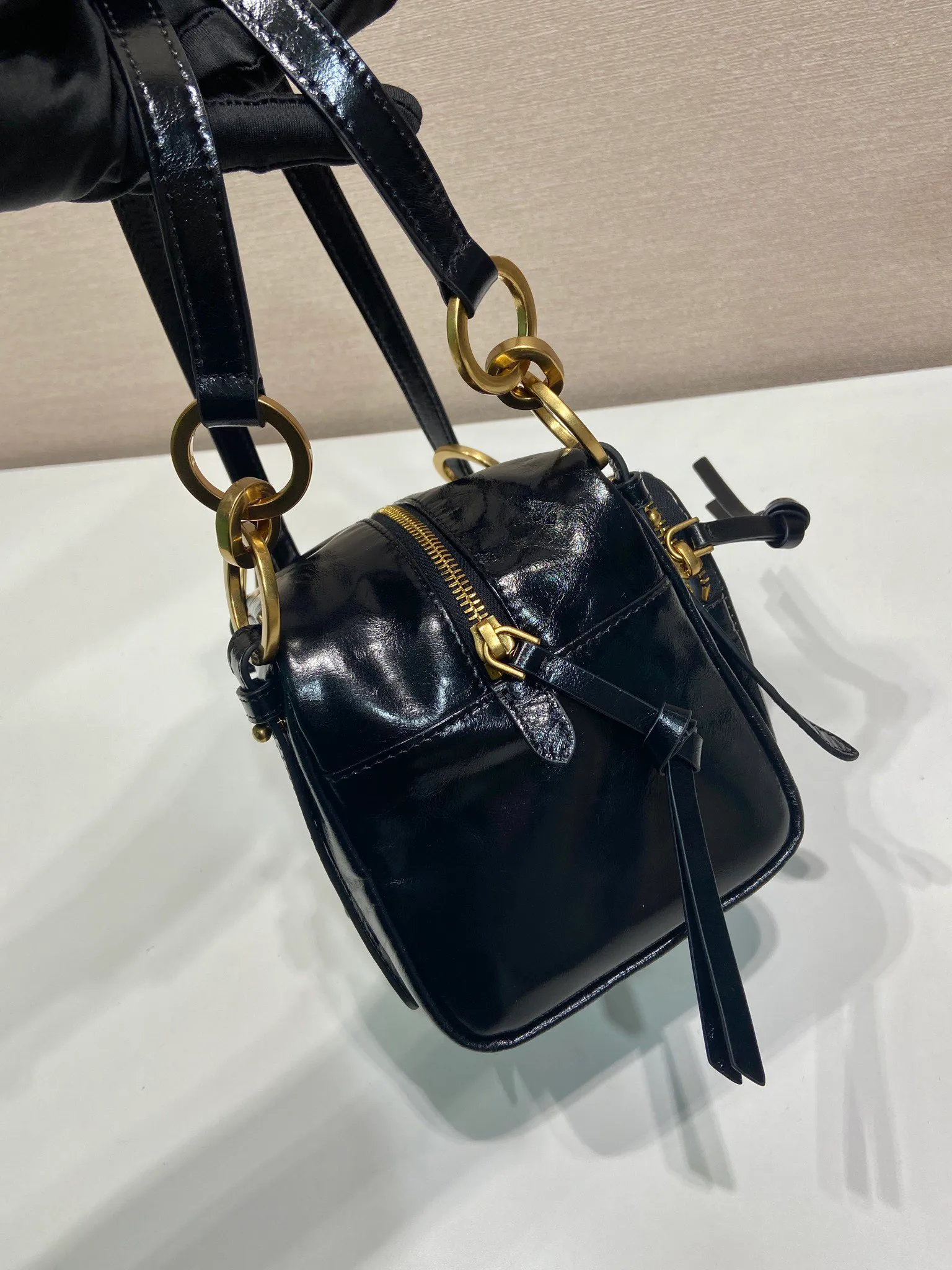 💰1500🎉New oil wax leather🎉1BB137 small size🎉💰 This new square handbag is made of soft oil wax leather with a retro feel. Retro metal hardware and zipper pockets with archive elements highlight the retro charm. It has large capacity and can be carried by hand or shoulder strap. The upper body effect is fashionable and towering. It is also a popular style that will never go out of style. Get it now🎉 Length 14x Height 14x Bottom 13.5cm🎉🎉🎉💰💰💰