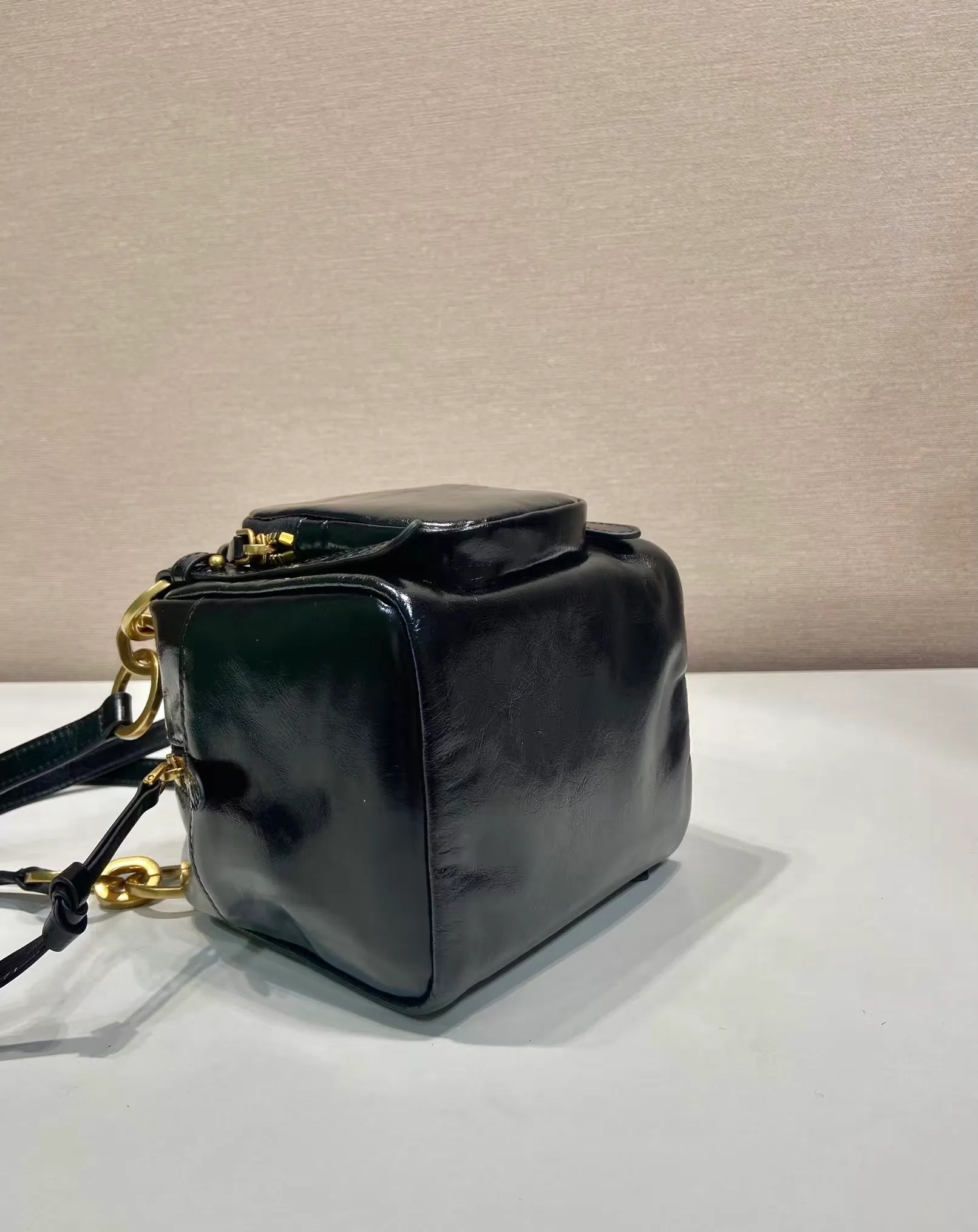 💰1500🎉New oil wax leather🎉1BB137 small size🎉💰 This new square handbag is made of soft oil wax leather with a retro feel. Retro metal hardware and zipper pockets with archive elements highlight the retro charm. It has large capacity and can be carried by hand or shoulder strap. The upper body effect is fashionable and towering. It is also a popular style that will never go out of style. Get it now🎉 Length 14x Height 14x Bottom 13.5cm🎉🎉🎉💰💰💰