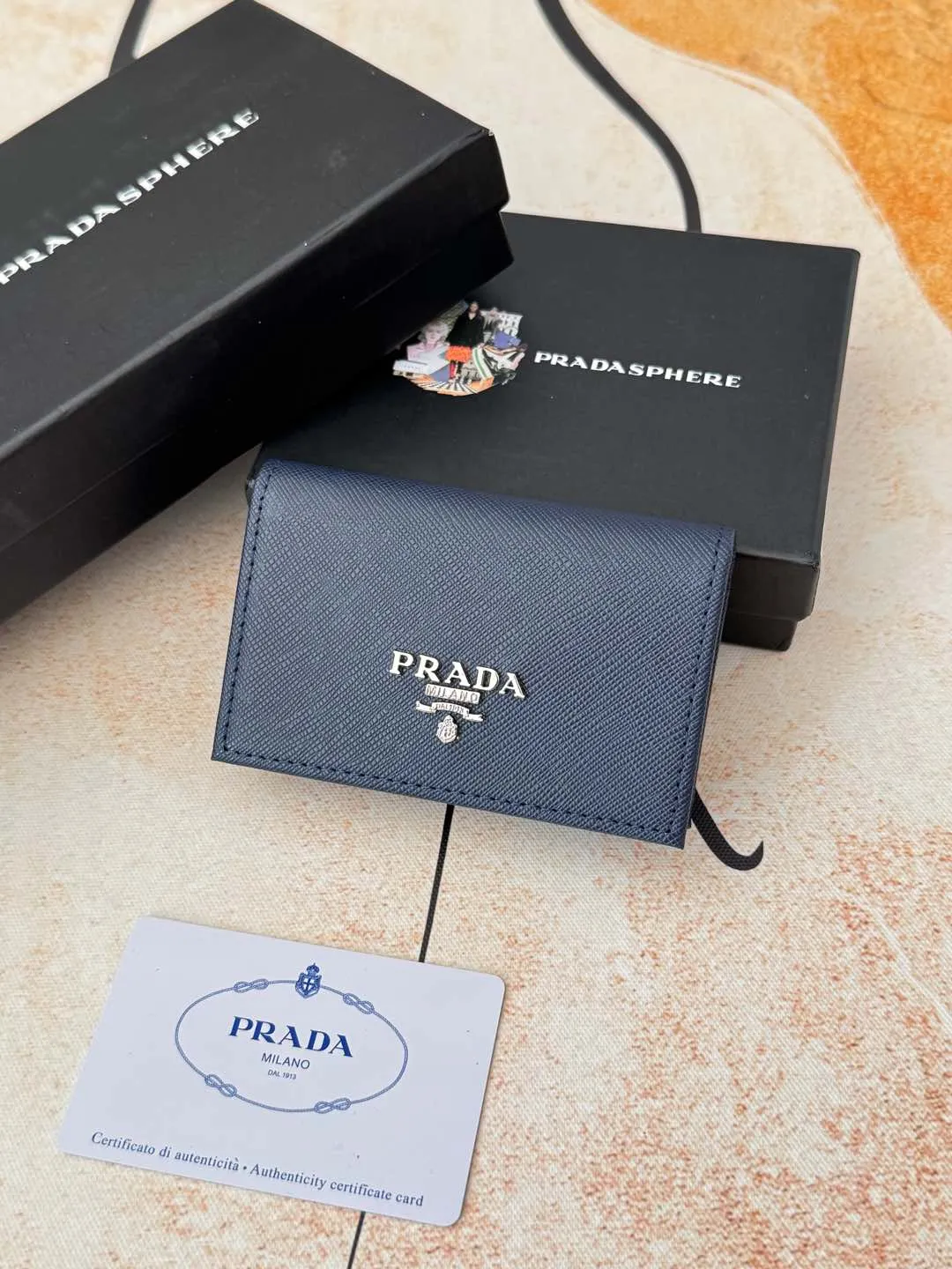 💰120💰PRADA’s popular men’s card holder counter new style, official website synchronization, genuine development, model 2MC122#. Color/Blue As shown in the picture, real shot 💋Cross-grain cowhide texture is excellent, threaded lining, hardware accessories! Exquisite wiring, even and neat lines, smooth oil edges, size: 11cm long, 6.5cm high
