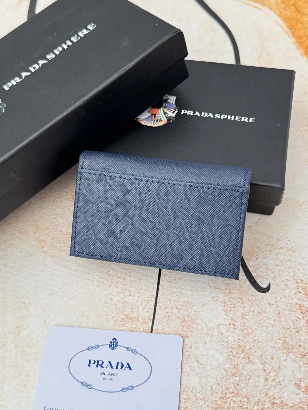 💰120💰PRADA’s popular men’s card holder counter new style, official website synchronization, genuine development, model 2MC122#. Color/Blue As shown in the picture, real shot 💋Cross-grain cowhide texture is excellent, threaded lining, hardware accessories! Exquisite wiring, even and neat lines, smooth oil edges, size: 11cm long, 6.5cm high