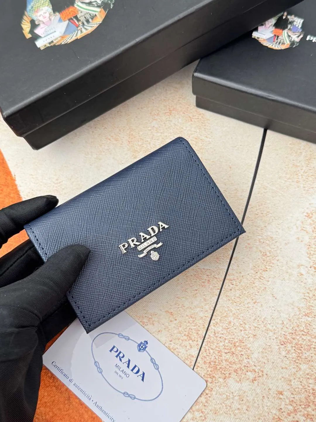 💰120💰PRADA’s popular men’s card holder counter new style, official website synchronization, genuine development, model 2MC122#. Color/Blue As shown in the picture, real shot 💋Cross-grain cowhide texture is excellent, threaded lining, hardware accessories! Exquisite wiring, even and neat lines, smooth oil edges, size: 11cm long, 6.5cm high