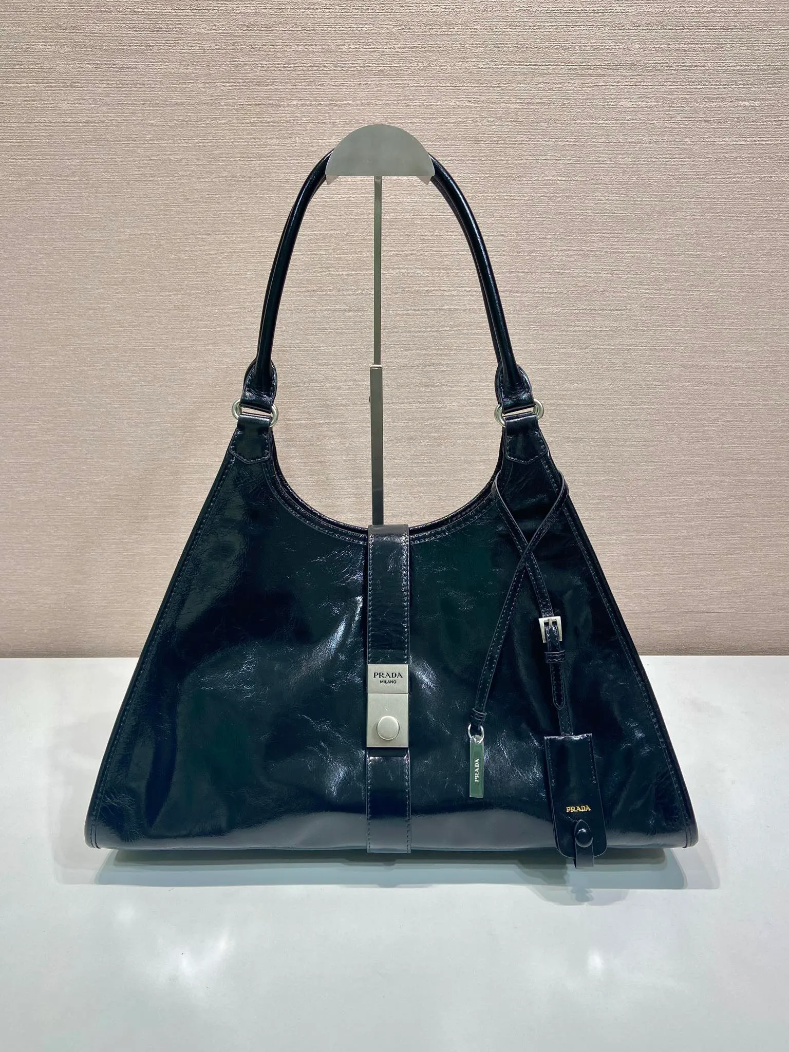 💰1900🎉New product🎉1BG570 spring and summer new model🎉🎉 This catwalk style is made of imported oil wax leather, top-grade hardware, the front panel is equipped with a buckle lock opening and closing, the capacity is large, it can be carried by hand or on the shoulder, the upper body effect is very stylish, if you like babies, hurry up and get it🎉🎉 Length 39x Height 24.5x Bottom 14cm🎉🎉🎉💰💰💰