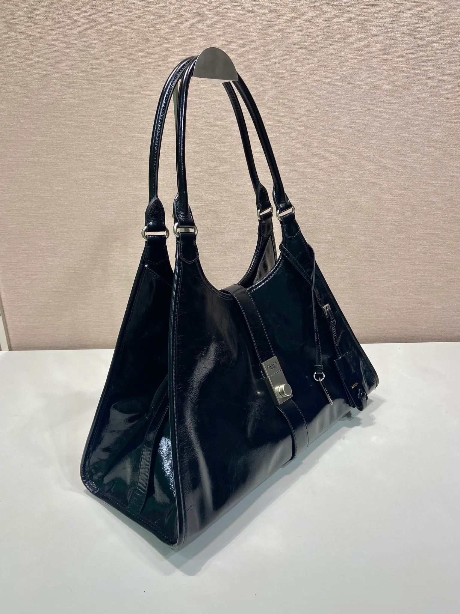 💰1900🎉New product🎉1BG570 spring and summer new model🎉🎉 This catwalk style is made of imported oil wax leather, top-grade hardware, the front panel is equipped with a buckle lock opening and closing, the capacity is large, it can be carried by hand or on the shoulder, the upper body effect is very stylish, if you like babies, hurry up and get it🎉🎉 Length 39x Height 24.5x Bottom 14cm🎉🎉🎉💰💰💰